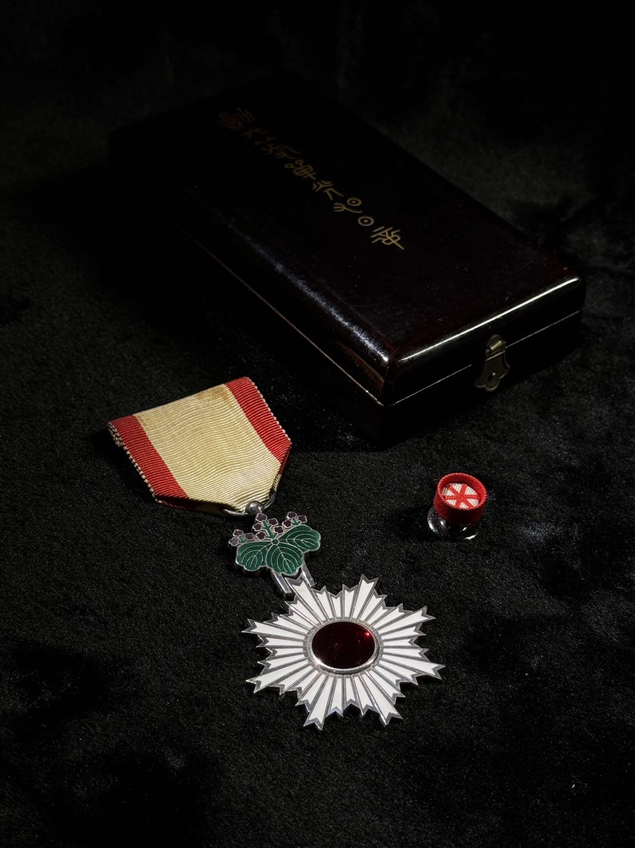 戎马世界章牌大赏第110期 勋五等旭日章，章盒不对应