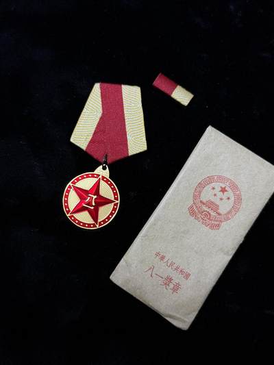 戎马世界章牌大赏第110期 - 八一奖章，影视道具