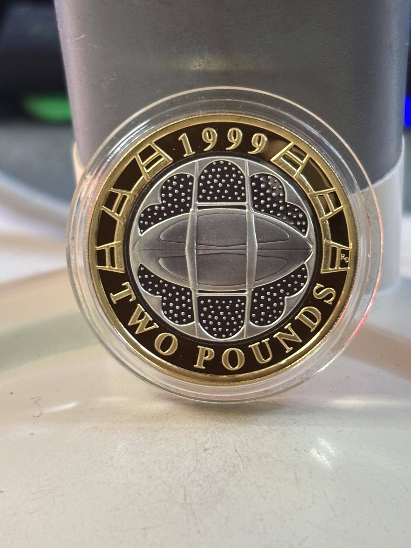 第189期拍卖 英国1999年橄榄球世界杯2英镑双色镀金纪念银币，925银镀金，12克，发行25000枚