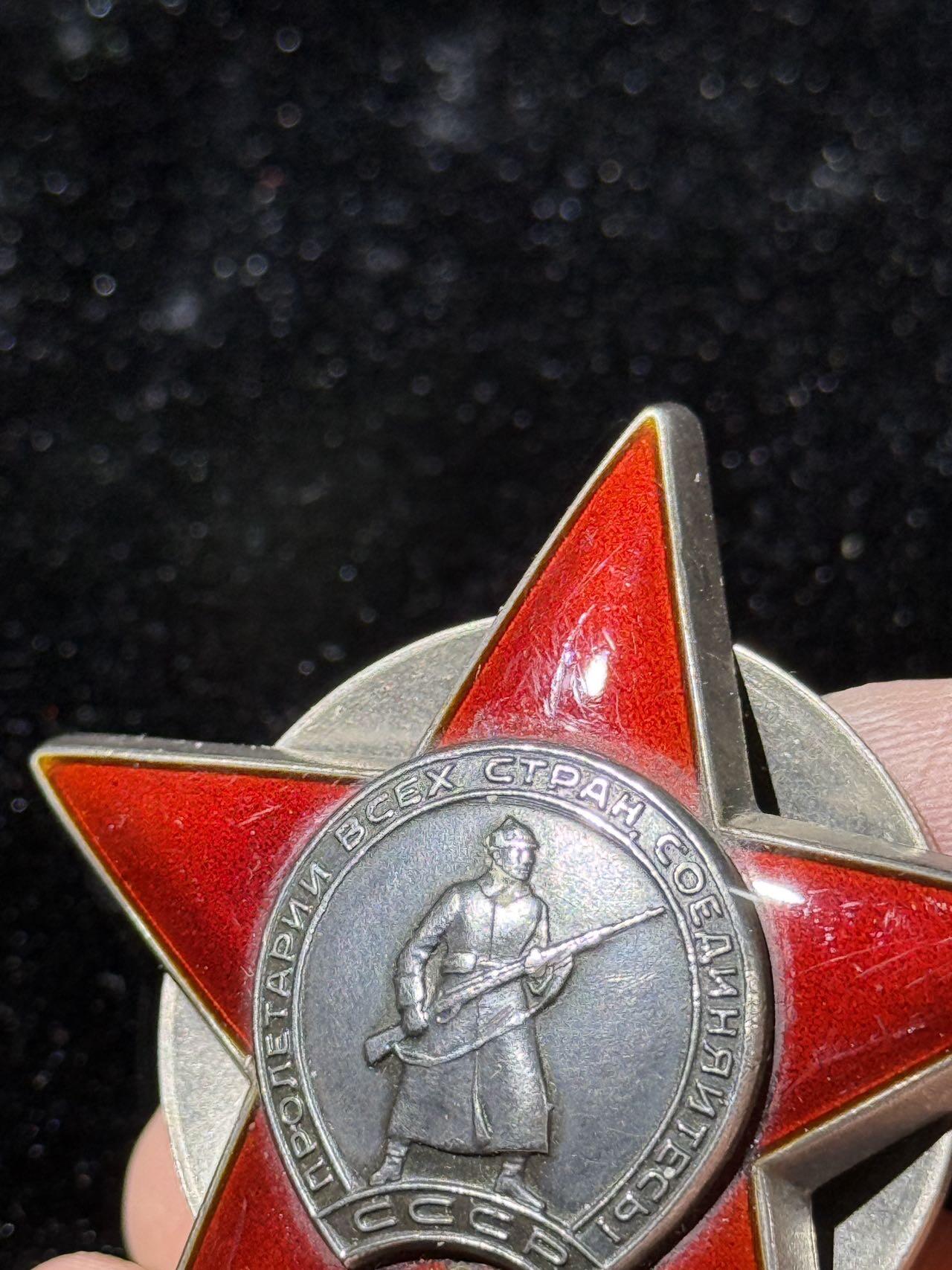 戎马世界章牌大赏第110期 苏联红星勋章，3633840号，珐琅有佩戴痕迹，冷战补发，步兵团高级侦查员潜入敌军阵地发现机枪与迫击炮连，突入战壕负伤不退并击毙两名敌军