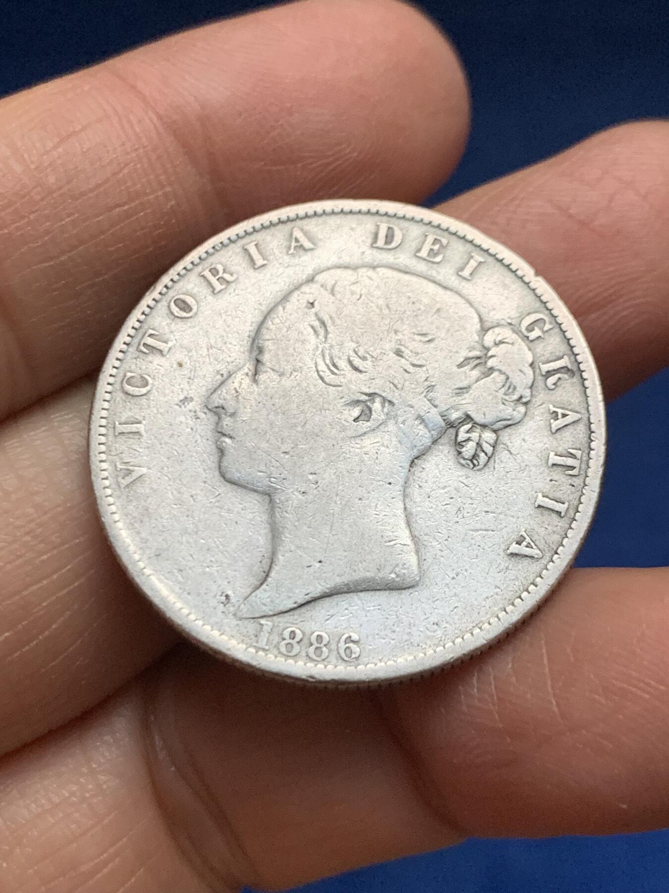 《竞宝斋》第461场 周日，周一，2场连拍 （全场包邮）欢迎送拍 1886年英国维多利亚女王1/2克朗银币，少见小维版本