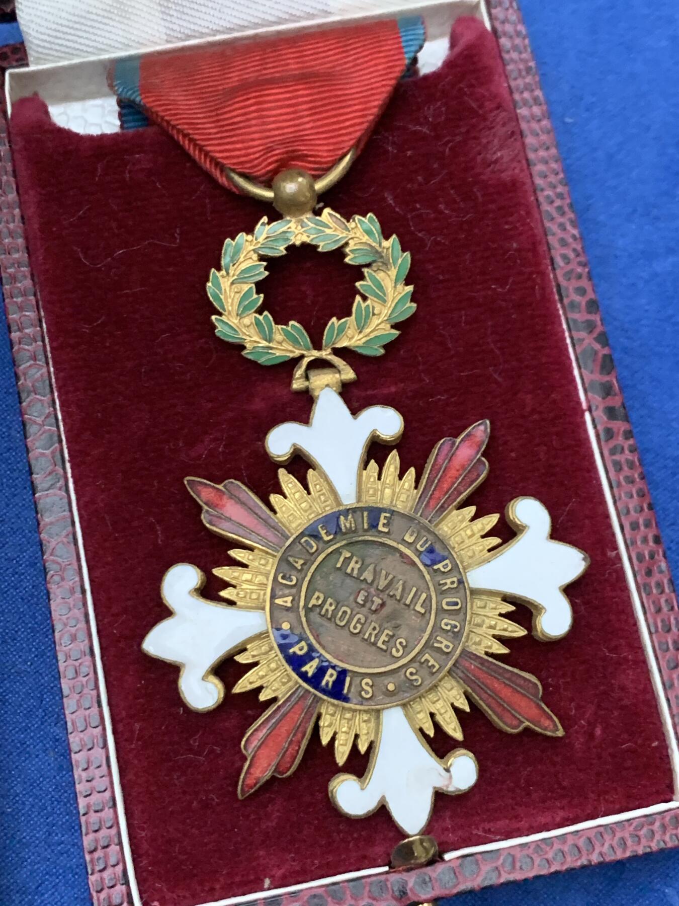 《竞宝斋》第461场 周日，周一，2场连拍 （全场包邮）欢迎送拍 两枚一组 法国功勋章 带盒 细节见图