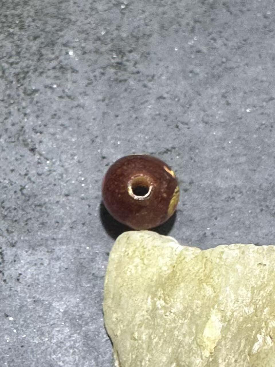 建国前后库存琥珀色祥云纹立体凤眼琉璃珠一颗，