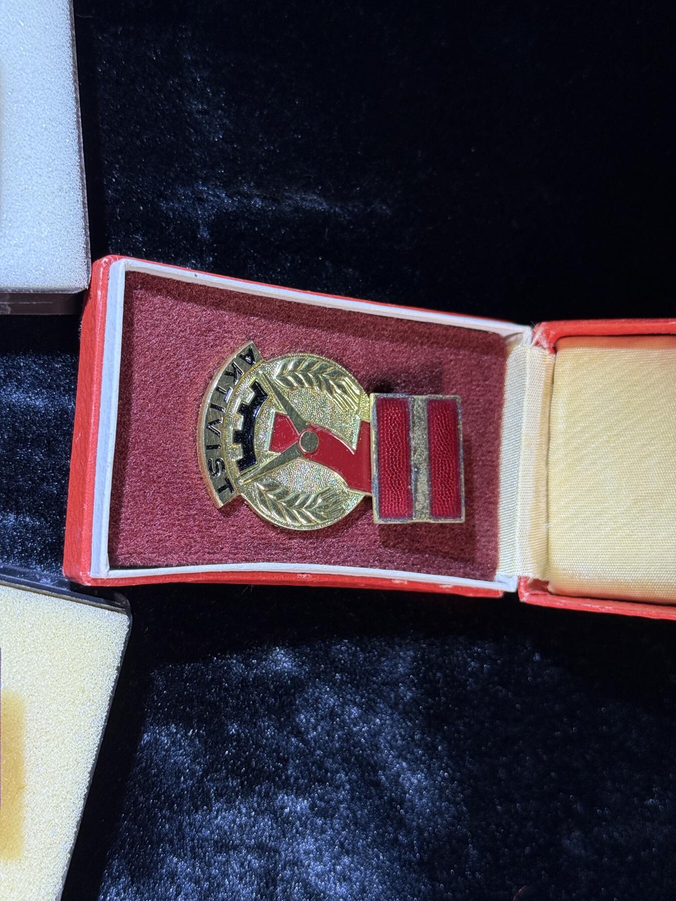 戎马世界章牌大赏第110期 东德奖章一组