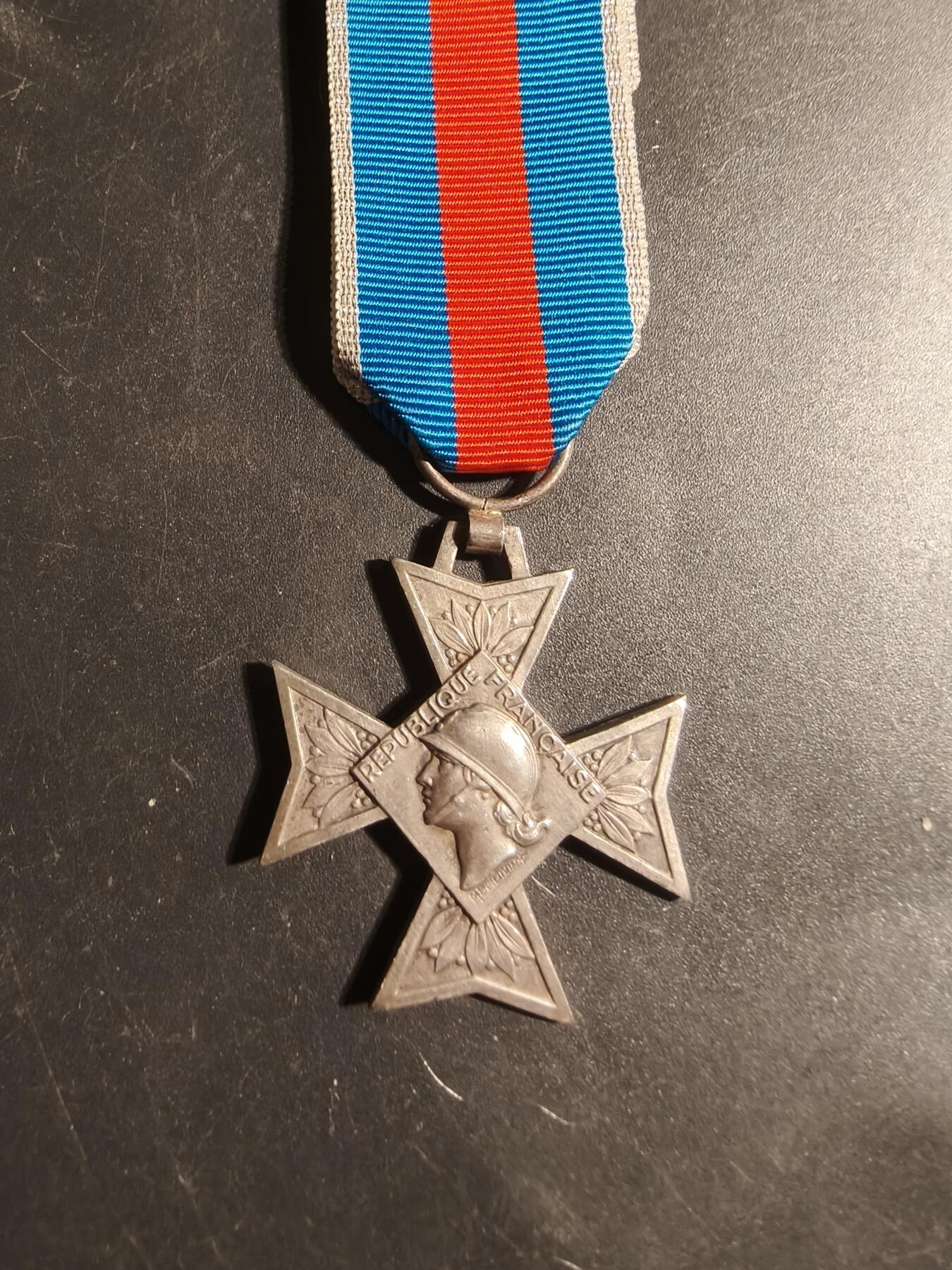 老王徽章第179期 法国银级志愿者服役勋章    四共时期    早期950银版本