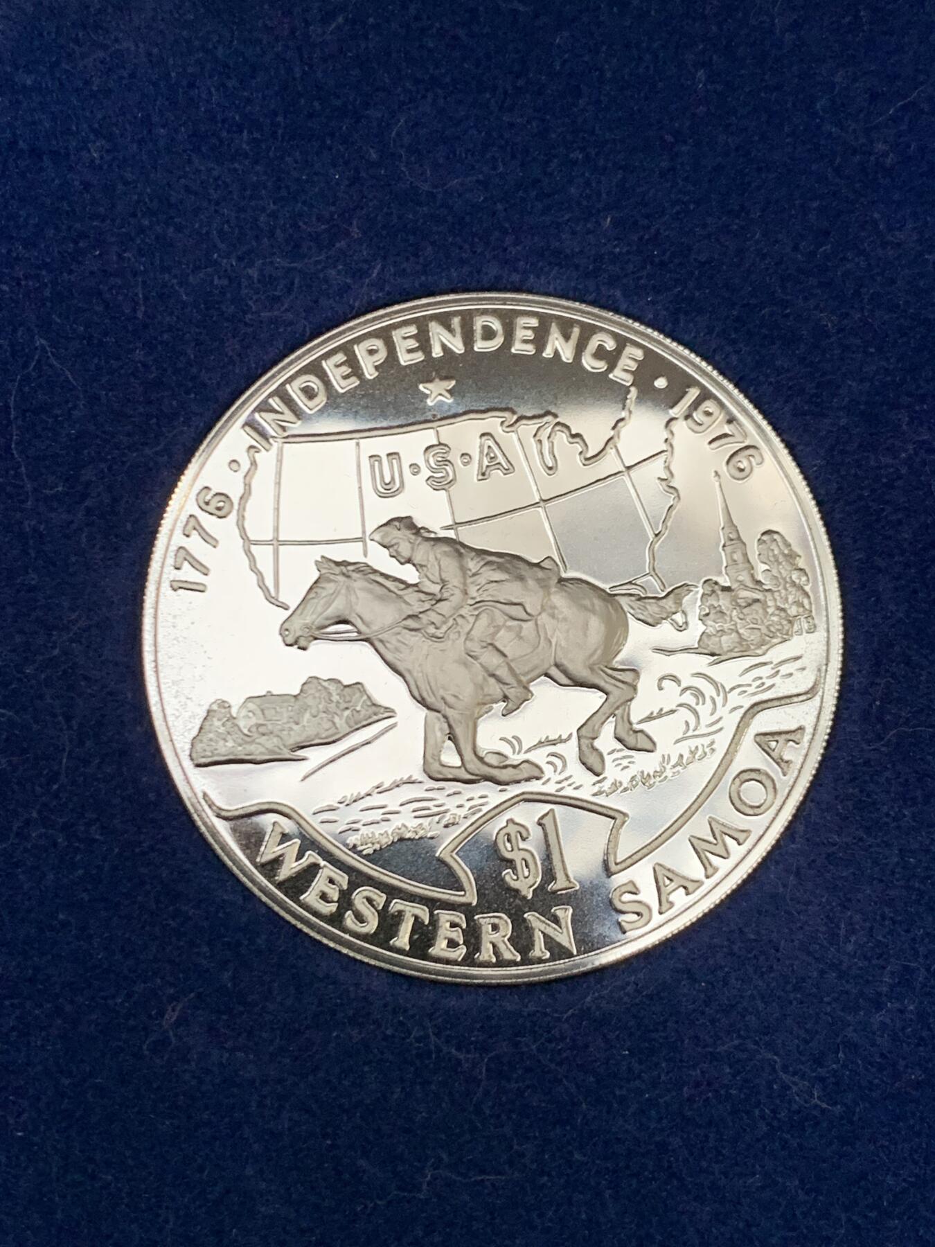 《竞宝斋》第461场 周日，周一，2场连拍 （全场包邮）欢迎送拍 西萨摩亚1976年美国独立二百周年精制1塔拉纪念银币。奢华软包原盒用红蓝双色代表美国精神，品相极好，少见。
