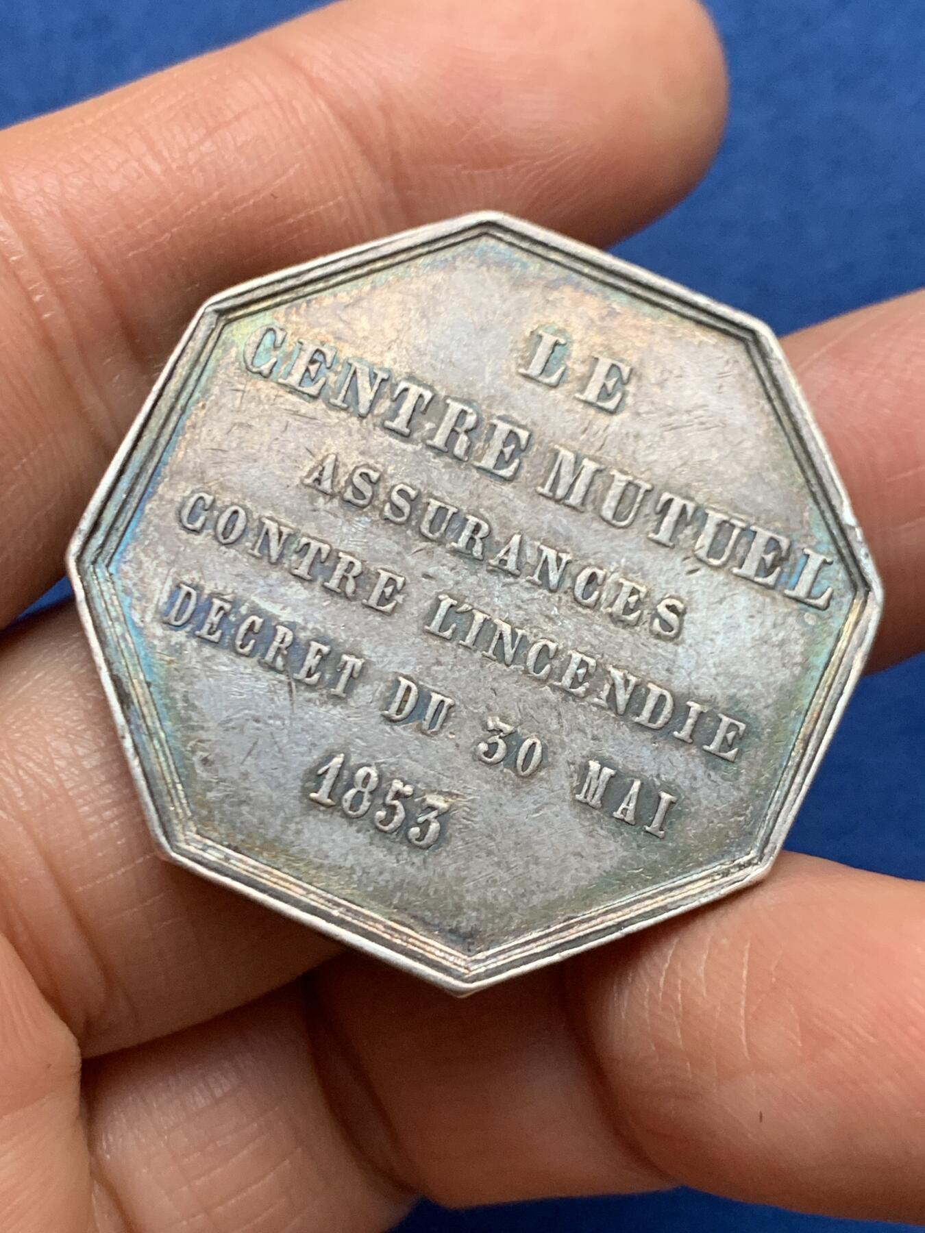 《竞宝斋》第461场 周日，周一，2场连拍 （全场包邮）欢迎送拍 法国火灾互助保险公司八角银质代币，造型优美，双面炫彩，18.8克，35.8mm，蜜蜂银标。