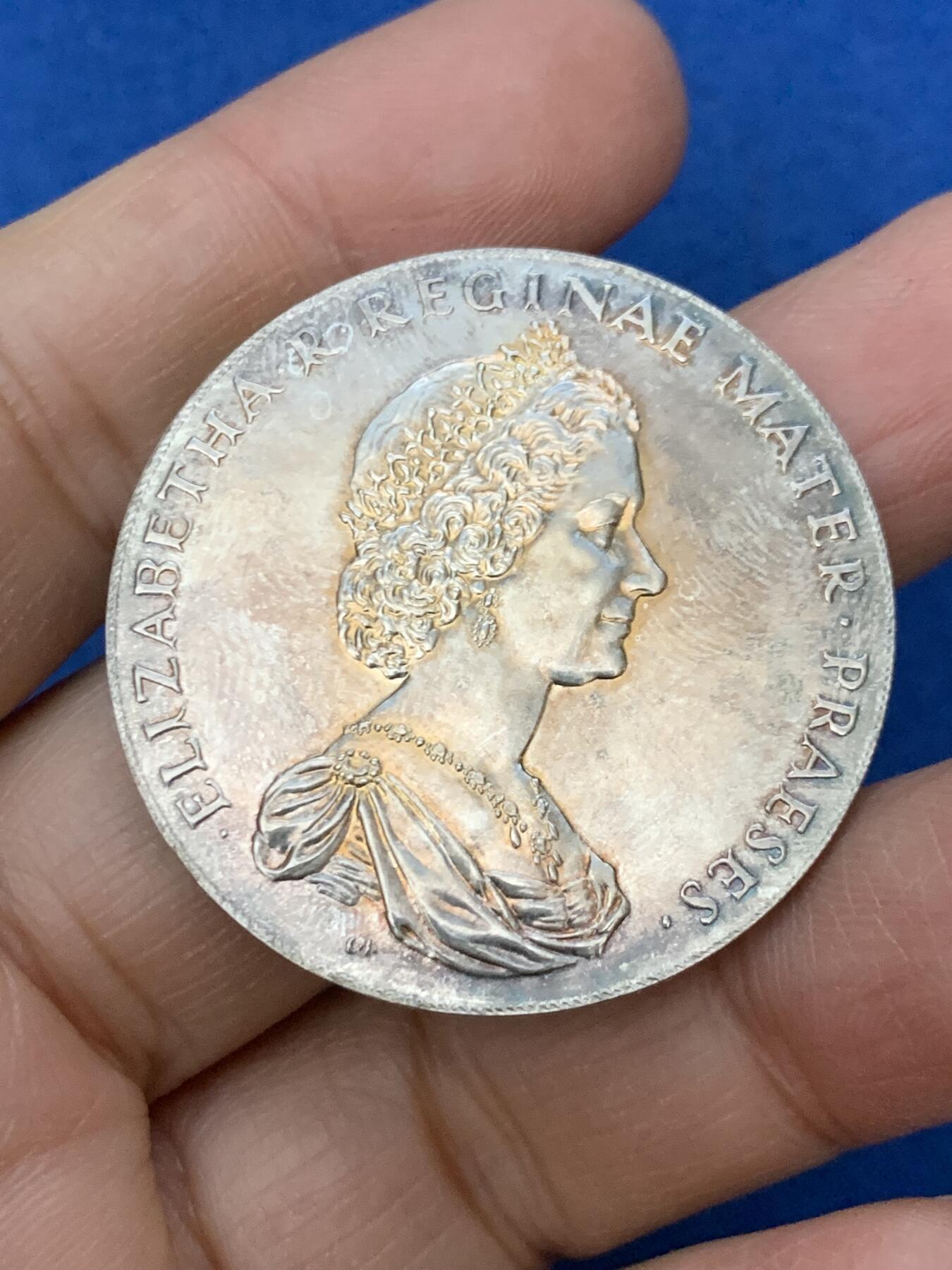 《竞宝斋》第461场 周日，周一，2场连拍 （全场包邮）欢迎送拍 英国1970年国家信托认证银质纪念章，皇家造币厂制，侧银标，人名，原盒少见。25.35克，39.2mm。