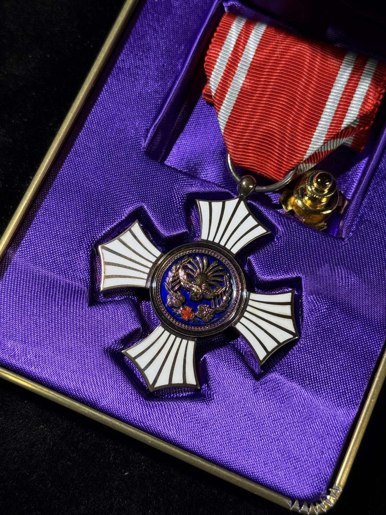 戎马世界章牌大赏第110期 日本赤十字社金色有功章，银制，带盒