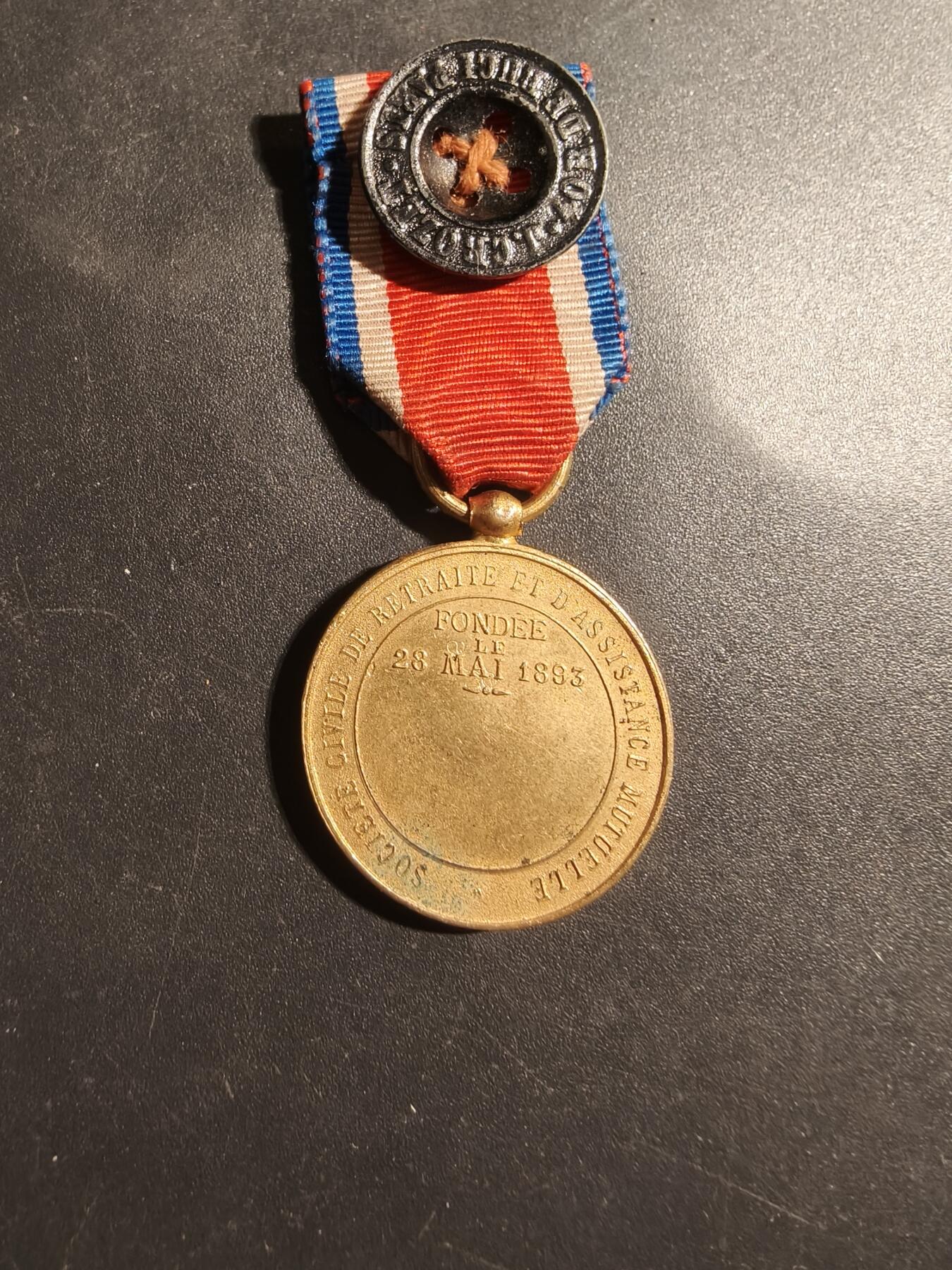 老王徽章第179期 法国金级“无产阶级的未来”纪念章