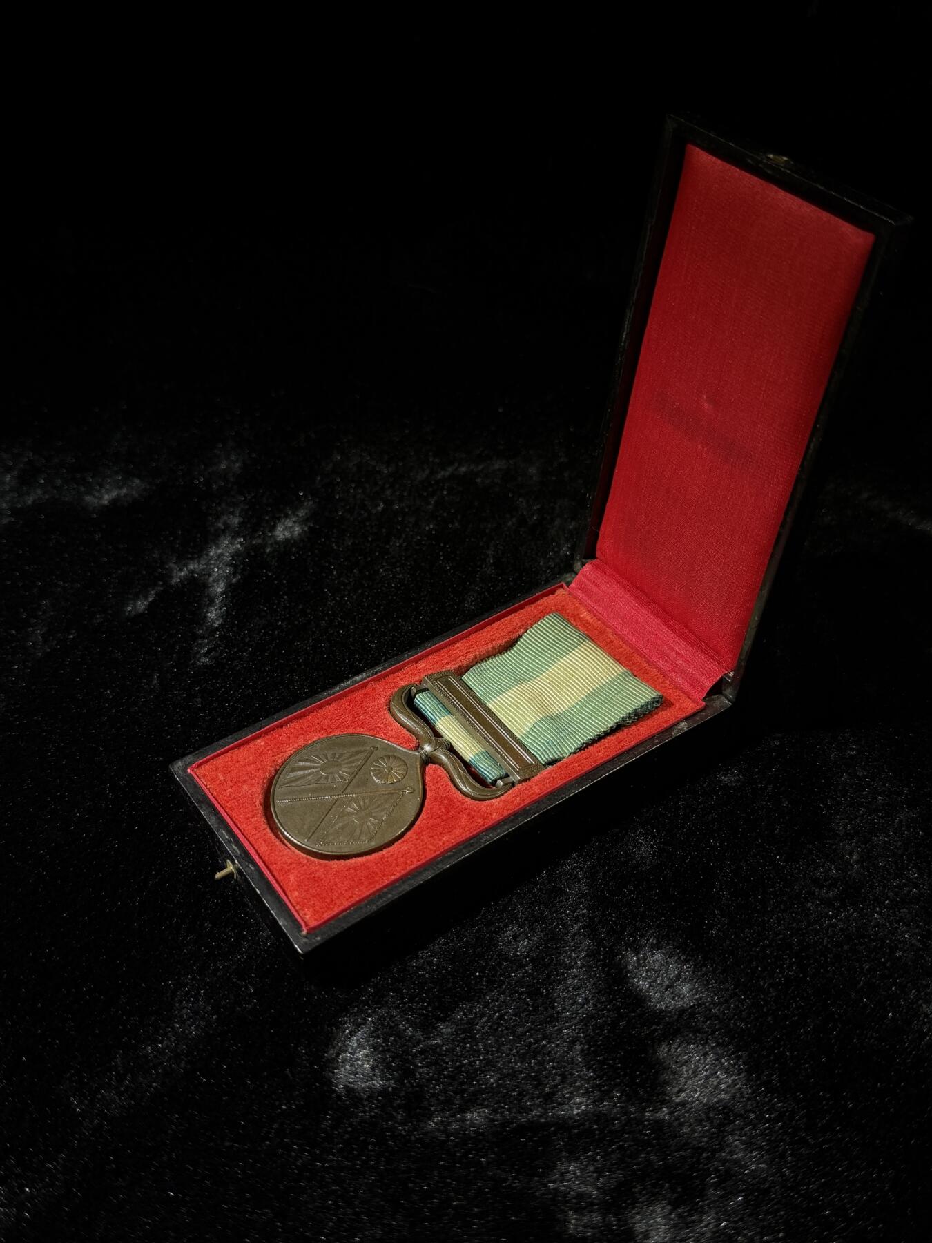 戎马世界章牌大赏第110期 勿忘国耻！日本甲午从军记章，盒扣缺失