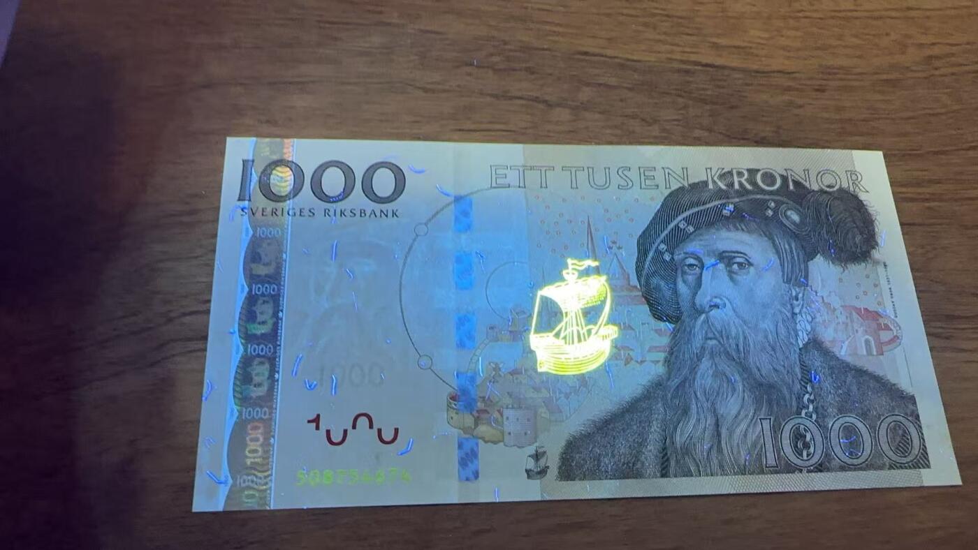 徐霞客拍卖首拍 	瑞典	P-67 2005年1000克朗 508754674	unc-	 票面人物是16世纪瑞典商人、探险家奥洛夫·范·达耶（Olof von Dalin），他是瑞典海外贸易与殖民探索的代表人物，背景是中世纪瑞典港口城市的图景，作为瑞典高面值流通纸币，其历史人物设计与精细印刷工艺使其兼具实用价值与收藏属性。		