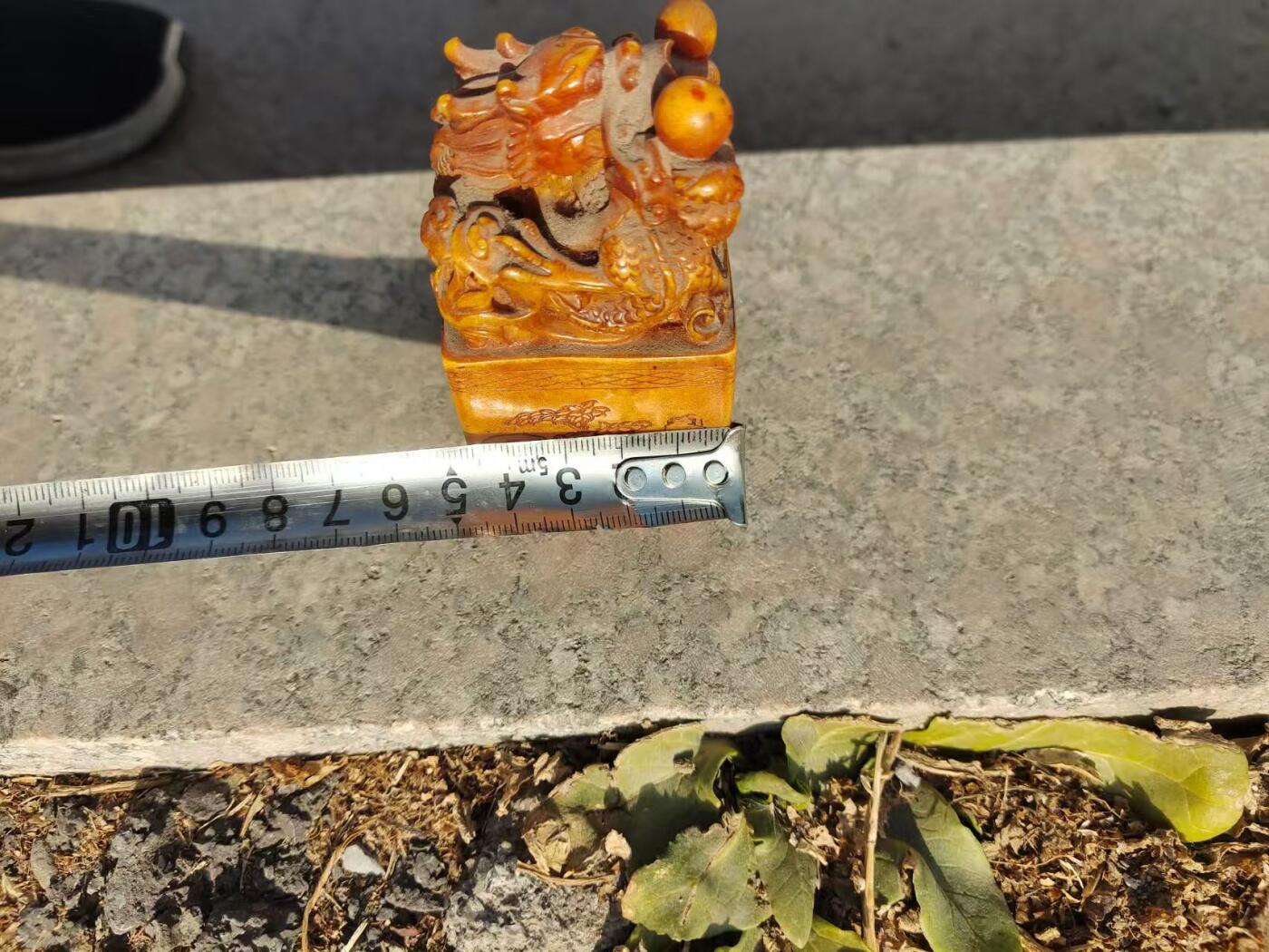 清代寿山石龙行天下印章，龙形浮雕，盘龙戏珠，做工精细，雕刻生动。尺寸具体见图。整体保存不错，有正常使用痕迹，无裂纹，品相以图为准。