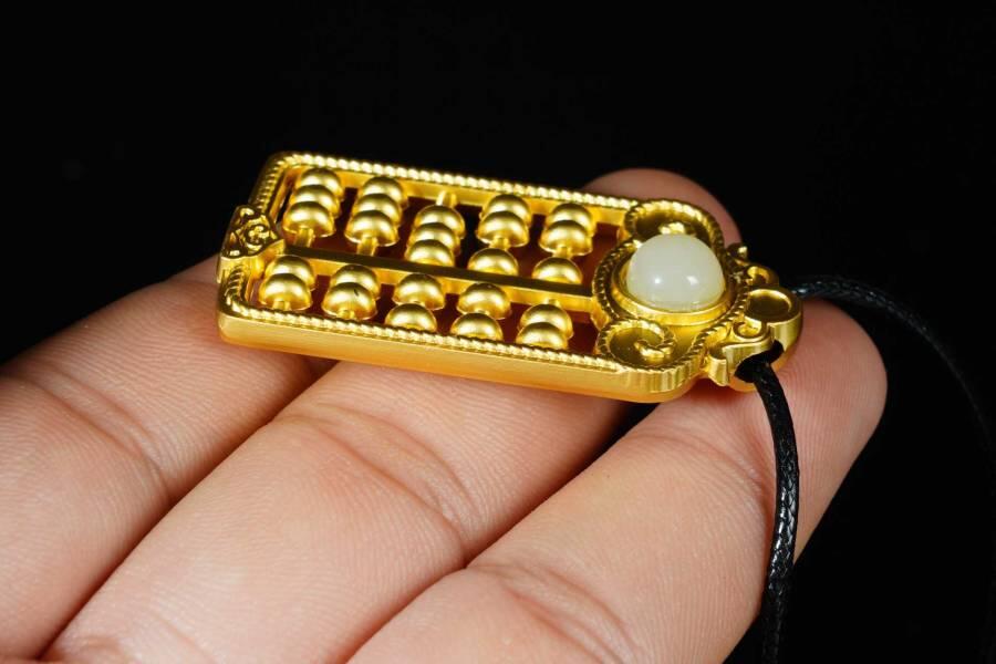 上海都达杂项专场八（全场包邮）   天然和田玉白玉镶嵌《如意算盘》吊坠挂件 附鉴定证书87-350