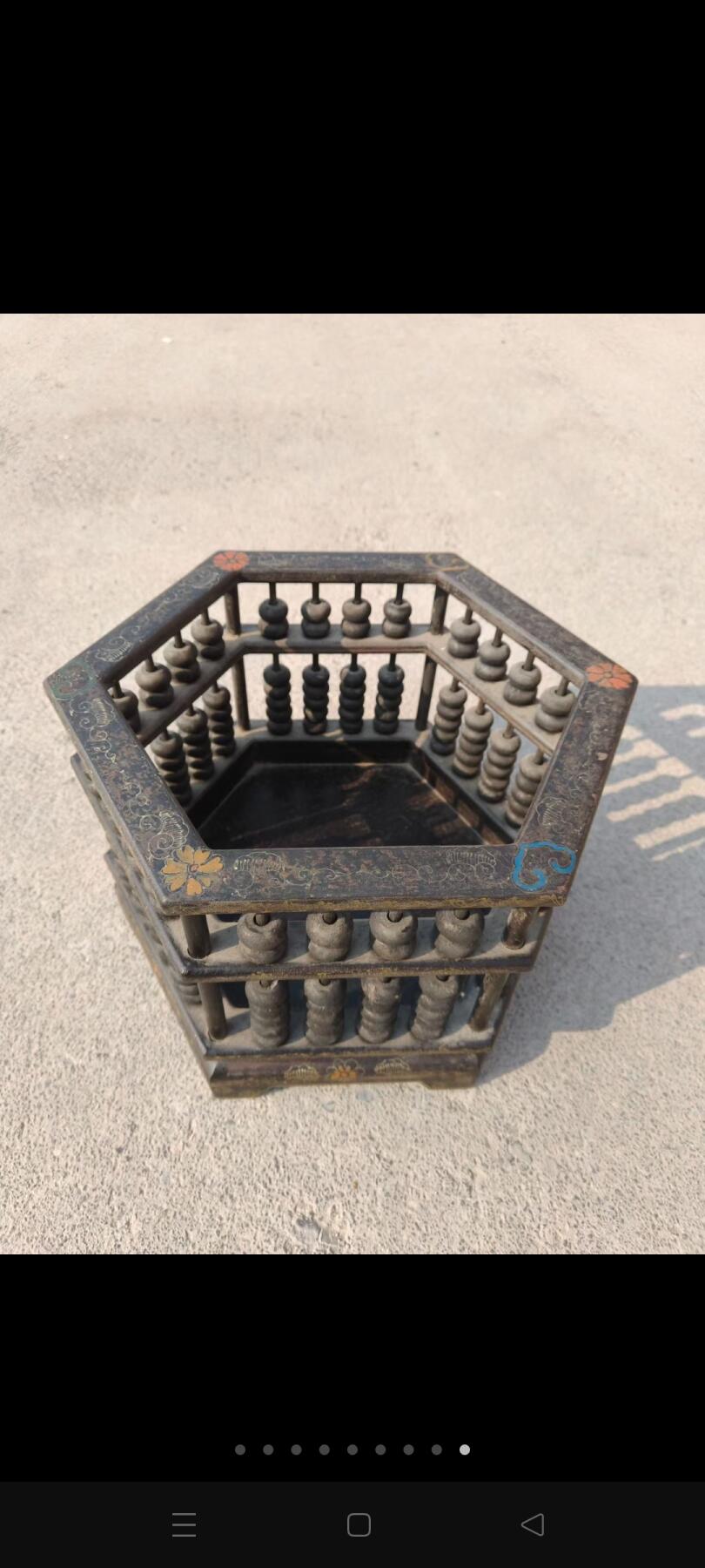 六角形算盘摆件，以精巧的榫卯结构将传统算盘与雅致器型融为一体，对角直径36厘米、高25厘米的尺寸，既保留了算盘的实用功能，又兼具陈设的装饰美感。周身包浆温润，算珠乌黑莹亮，框体上的描金纹饰虽历经岁月仍依稀可见，静静诉说着中式器物里“招财纳福”的美好寓意。它既是旧时商贾账房的实用工具，也是今日案头的雅致陈设，在古典形制与实用功能的平衡中，承载着中式商业文化的独特韵味………