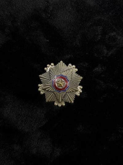 戎马世界章牌大赏第110期 - 朝鲜三级国旗勋章，竖针改转轮