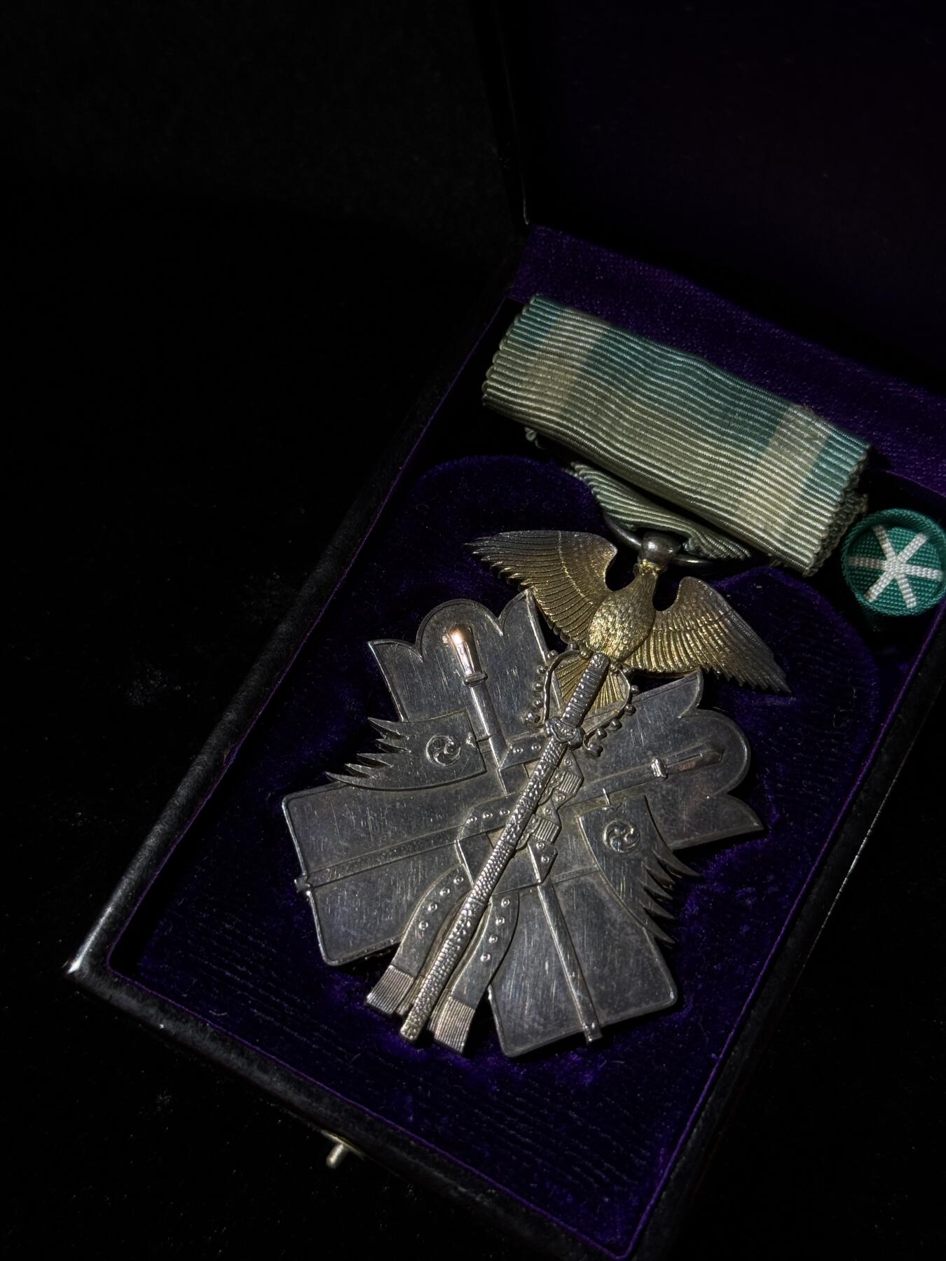 戎马世界章牌大赏第110期 功七级金鸱章，盒子为六级