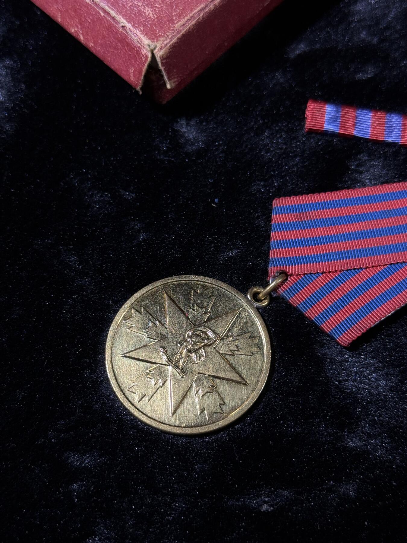 戎马世界章牌大赏第110期 南斯拉夫人民功勋奖章，盒子有损