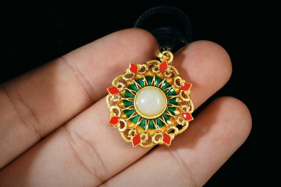 上海都达杂项专场八（全场包邮）   天然镀金珐琅彩太阳花嵌和田玉蛋面挂件 附鉴定证书87-347