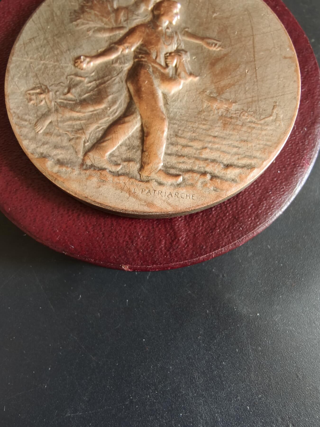 老王徽章第179期 法国库洛米耶区农业协会镀银大铜章     带盒子    直径50mm    重量48.9g