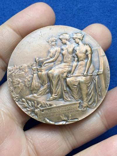 《竞宝斋》第461场 周日，周一，2场连拍 （全场包邮）欢迎送拍 - 法国互助保险机构五十周年纪念铜章，三位古典女性形象，整体构图体现"劳动、储蓄、互助"的主题，其中一位手持农具（象征劳动），背景有房屋建筑（象征家庭与储蓄），71.3克，49.8mm，1979 丰饶角铜标。