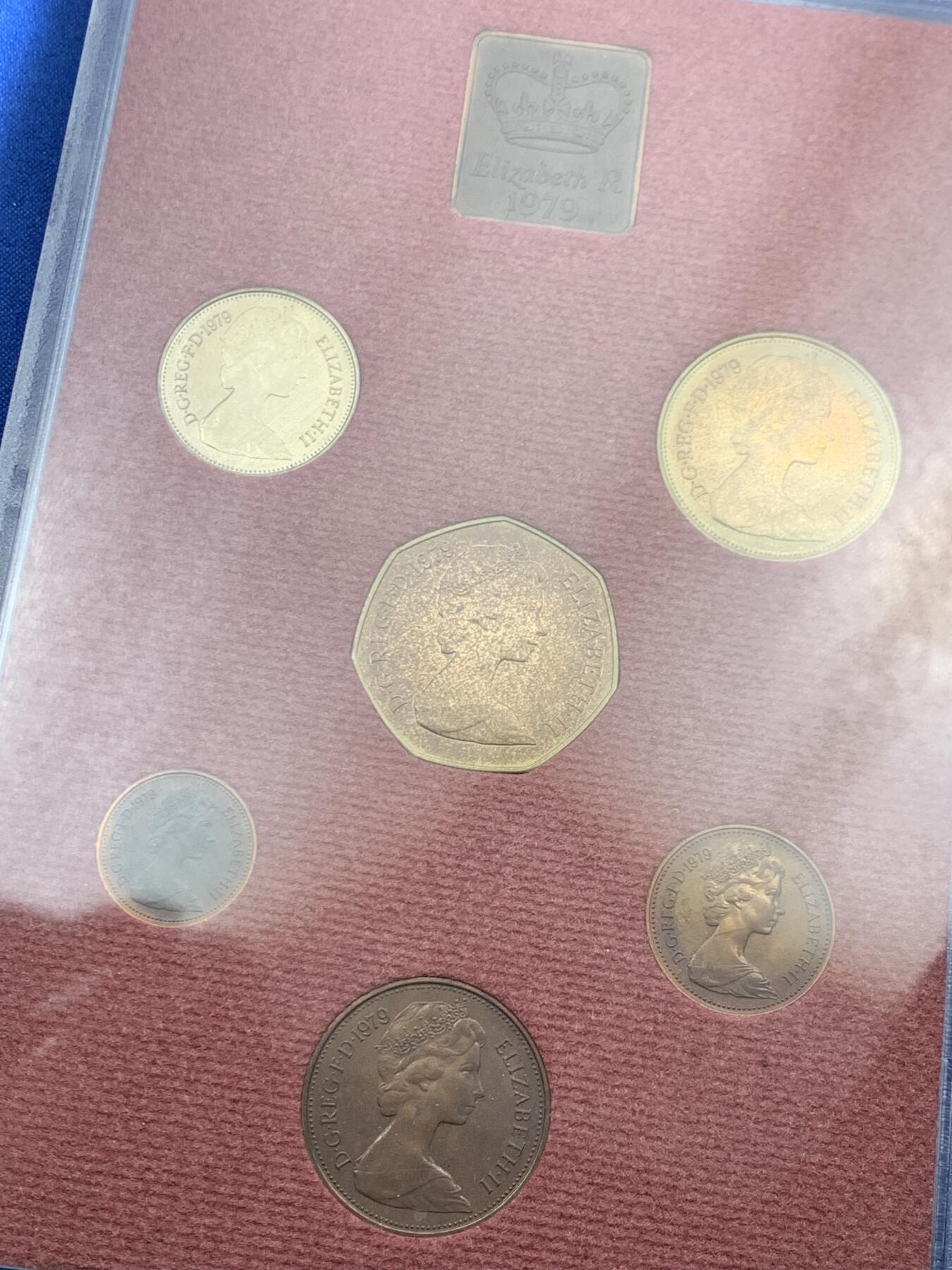 《竞宝斋》第461场 周日，周一，2场连拍 （全场包邮）欢迎送拍 英国1979年精制套币 礼品原装6枚币和1枚章