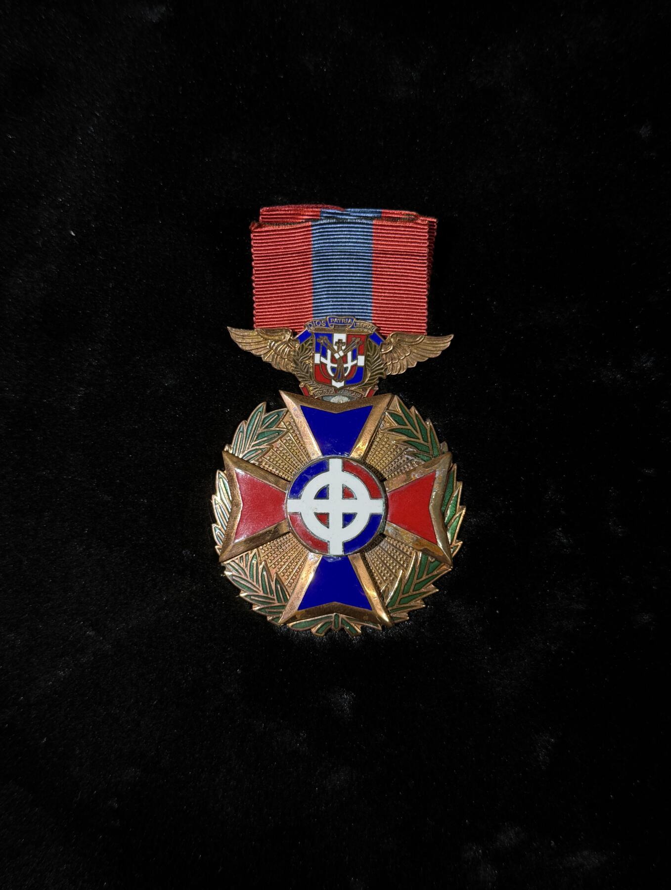 戎马世界章牌大赏第110期 一等金级多米尼加航空功绩勋章 该章铜质镀金珐琅 尺寸巨大   克重追平星芒类勋章60-70克 一等只授予将军级