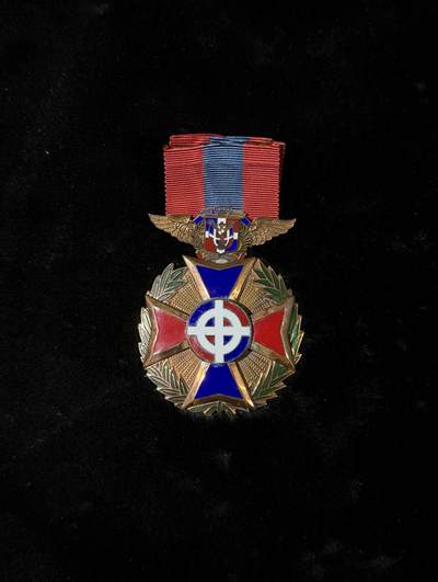 戎马世界章牌大赏第110期 - 一等金级多米尼加航空功绩勋章 该章铜质镀金珐琅 尺寸巨大   克重追平星芒类勋章60-70克 一等只授予将军级