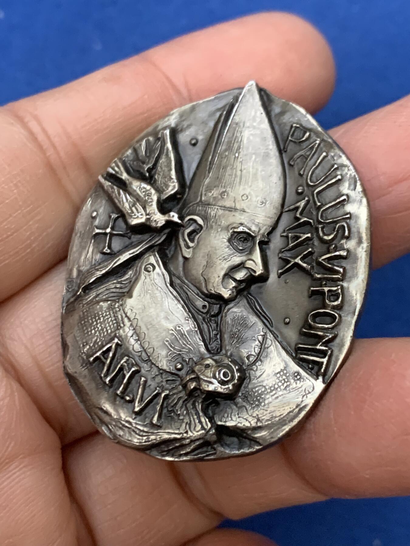 《竞宝斋》第461场 周日，周一，2场连拍 （全场包邮）欢迎送拍 梵蒂冈1968年保罗六世增加联合国教士银章，约35*45mm，47.22g，带盒，800银标，少见形状，高浮雕