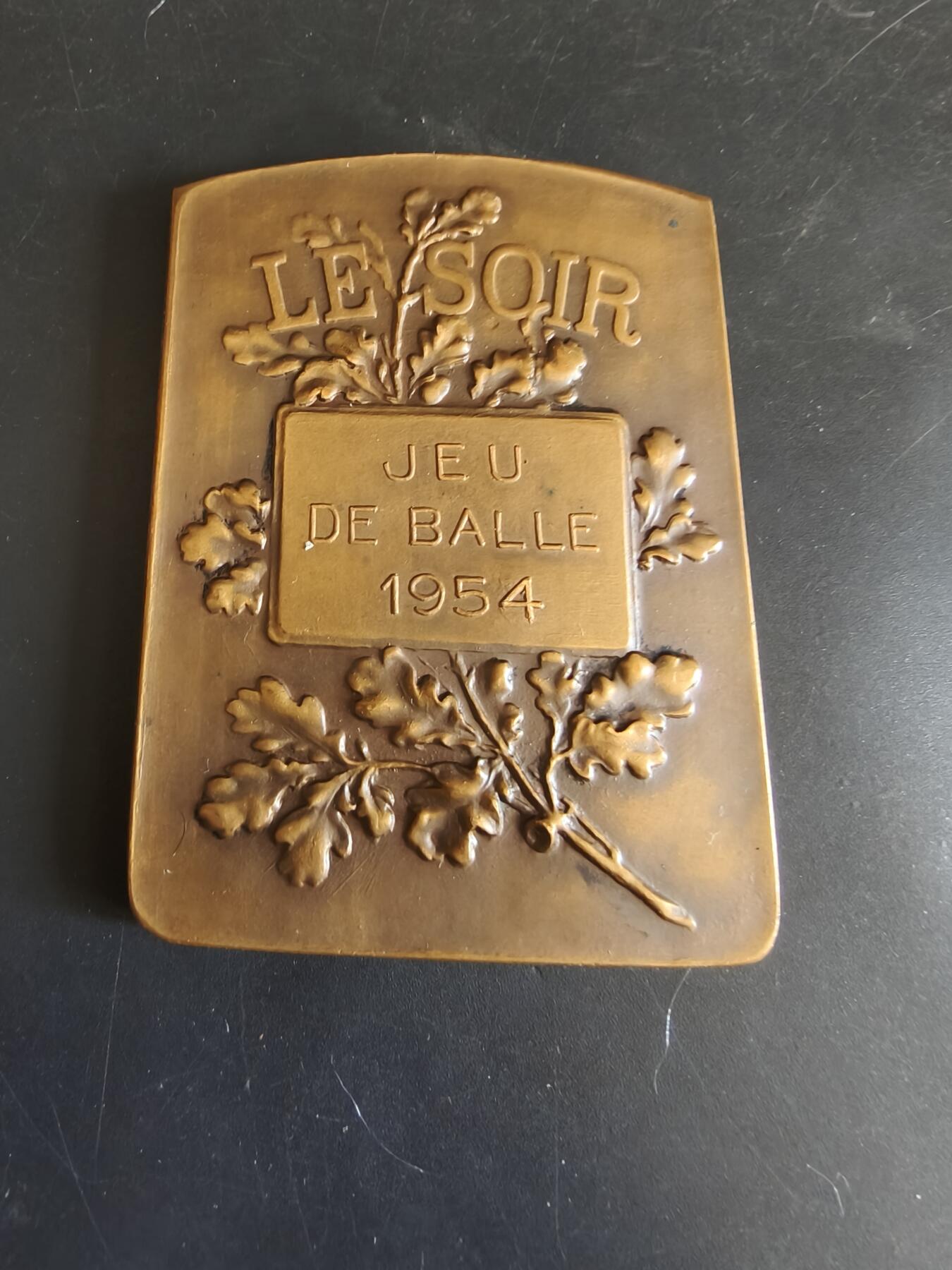 老王徽章第179期 比利时《晚报》手球运动方形大铜章     尺寸60×83mm    重量178.8g