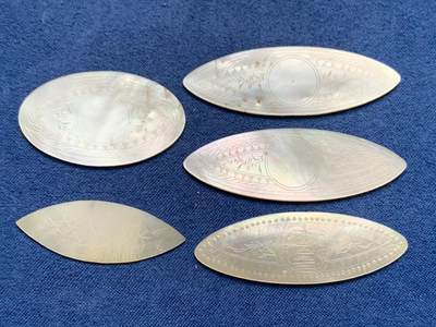 《竞宝斋》第461场 周日，周一，2场连拍 （全场包邮）欢迎送拍 - 五个一组 英国回流 清螺钿贝母筹码，菱形椭圆形，珠光水润，花卉精雕