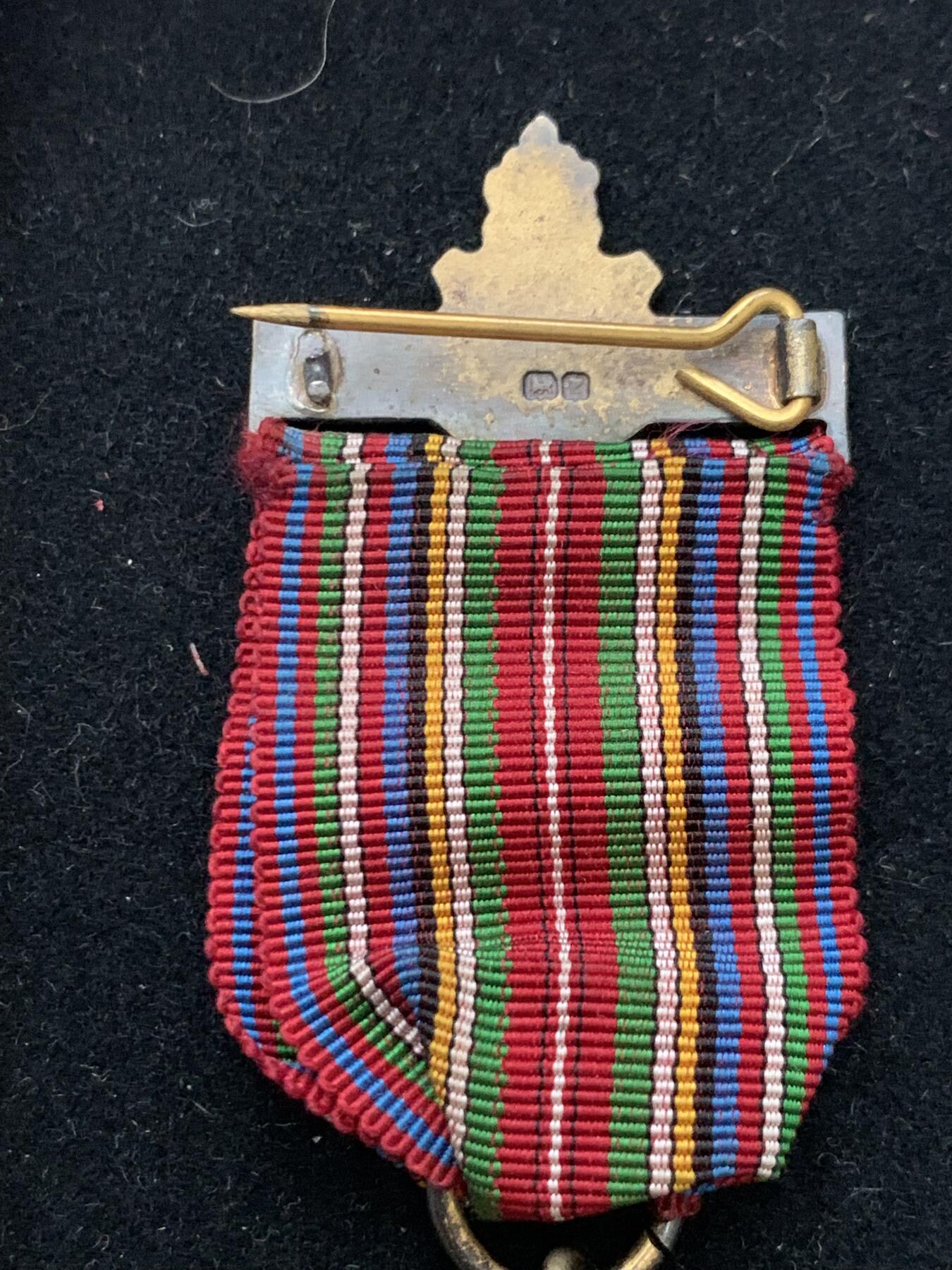 《竞宝斋》第461场 周日，周一，2场连拍 （全场包邮）欢迎送拍 英国1950年共济会镀金银章。工艺精湛，走狮银标清晰。共济会是西方颇带神秘色彩的组织，美元钞票上某些图案的来源。总重约17.2克