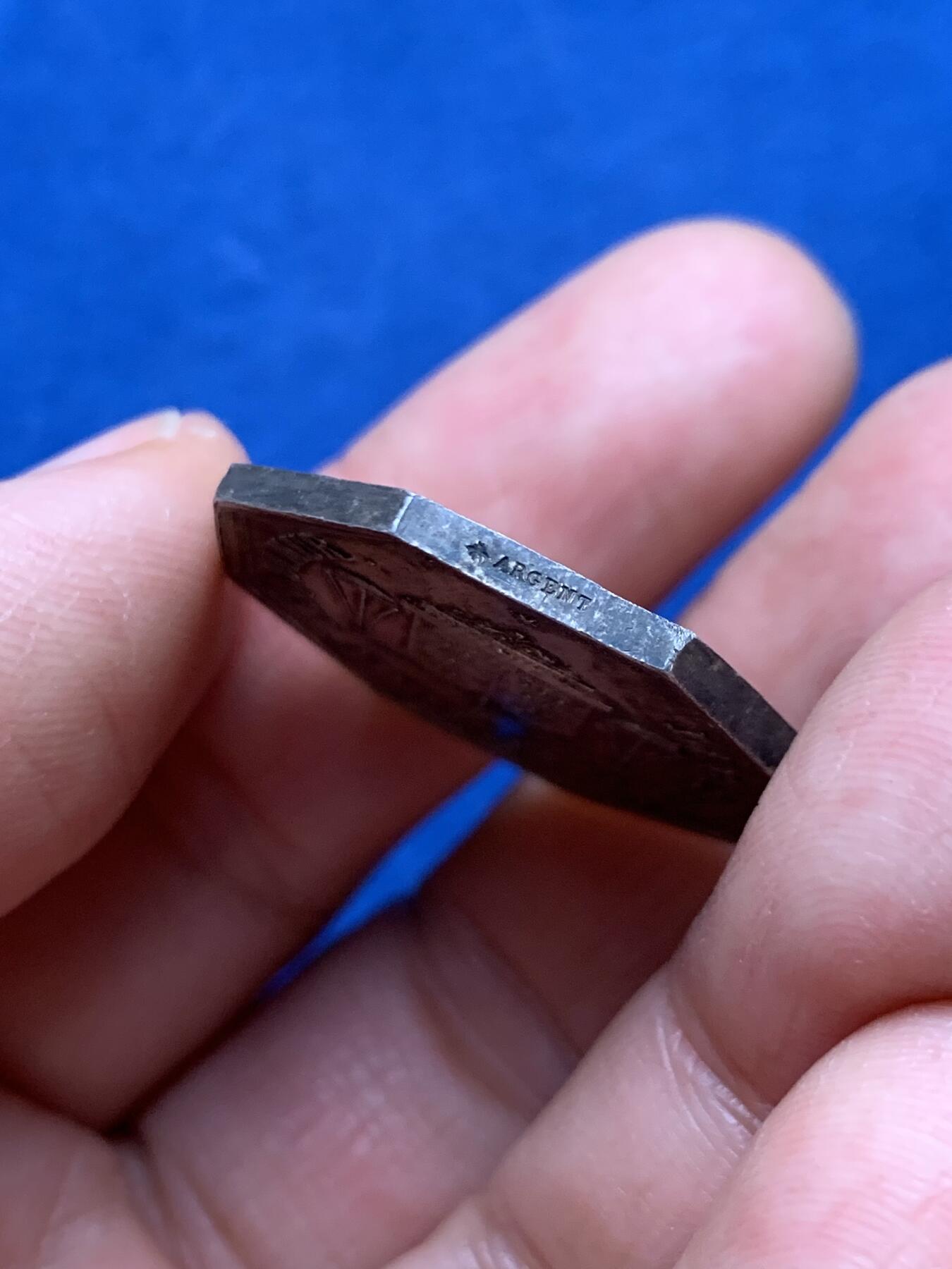 《竞宝斋》第461场 周日，周一，2场连拍 （全场包邮）欢迎送拍 法国法国安德尔省沙托鲁区公证人八角银质代币 蜜蜂银标 11克 28.3mm