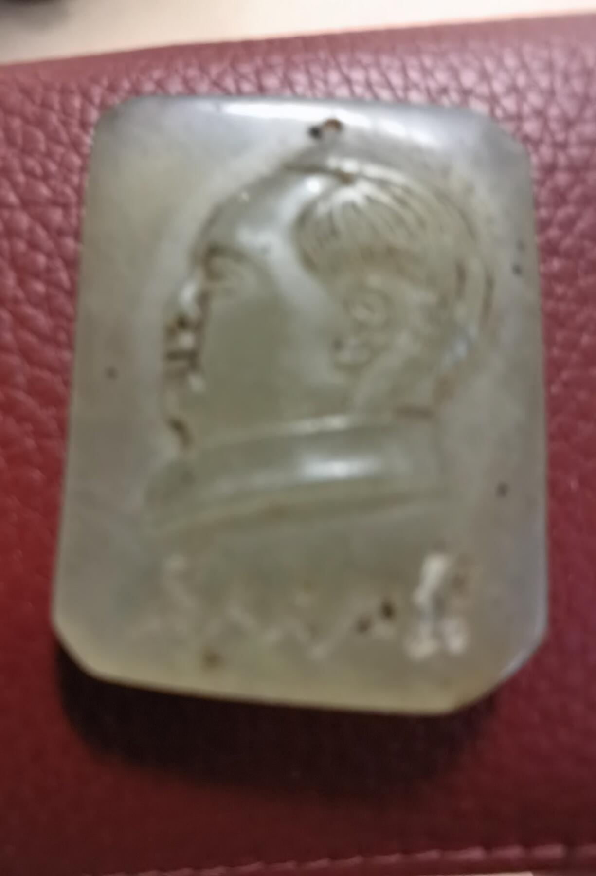 【文革真品】岫玉毛主席为人民服务挂牌 🔹 年代：文革时期（1966-1976） 🔹 材质：天然岫玉（地方玉种） 🔹 工艺：半手工浮雕，线条粗犷有力，时代特征鲜明 🔹 品相：包浆温润，无裂无缺，仅存轻微岁月痕迹 🔹 尺寸约：长4.2cm，宽3.2cm，厚0.6cm 红色收藏热门品类，存世量逐年减少，此牌玉质干净、工艺规整，是不可多得的文革红色藏品，支持专业机构复检。