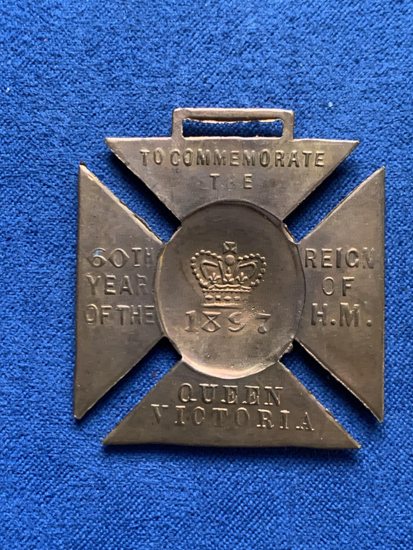 《竞宝斋》第461场 周日，周一，2场连拍 （全场包邮）欢迎送拍 两枚一组 英国1897年维多利亚女王登基60周年钻禧纪念章，马耳他十字型，少见款别，状态很好。总重25.8克 36.6mm