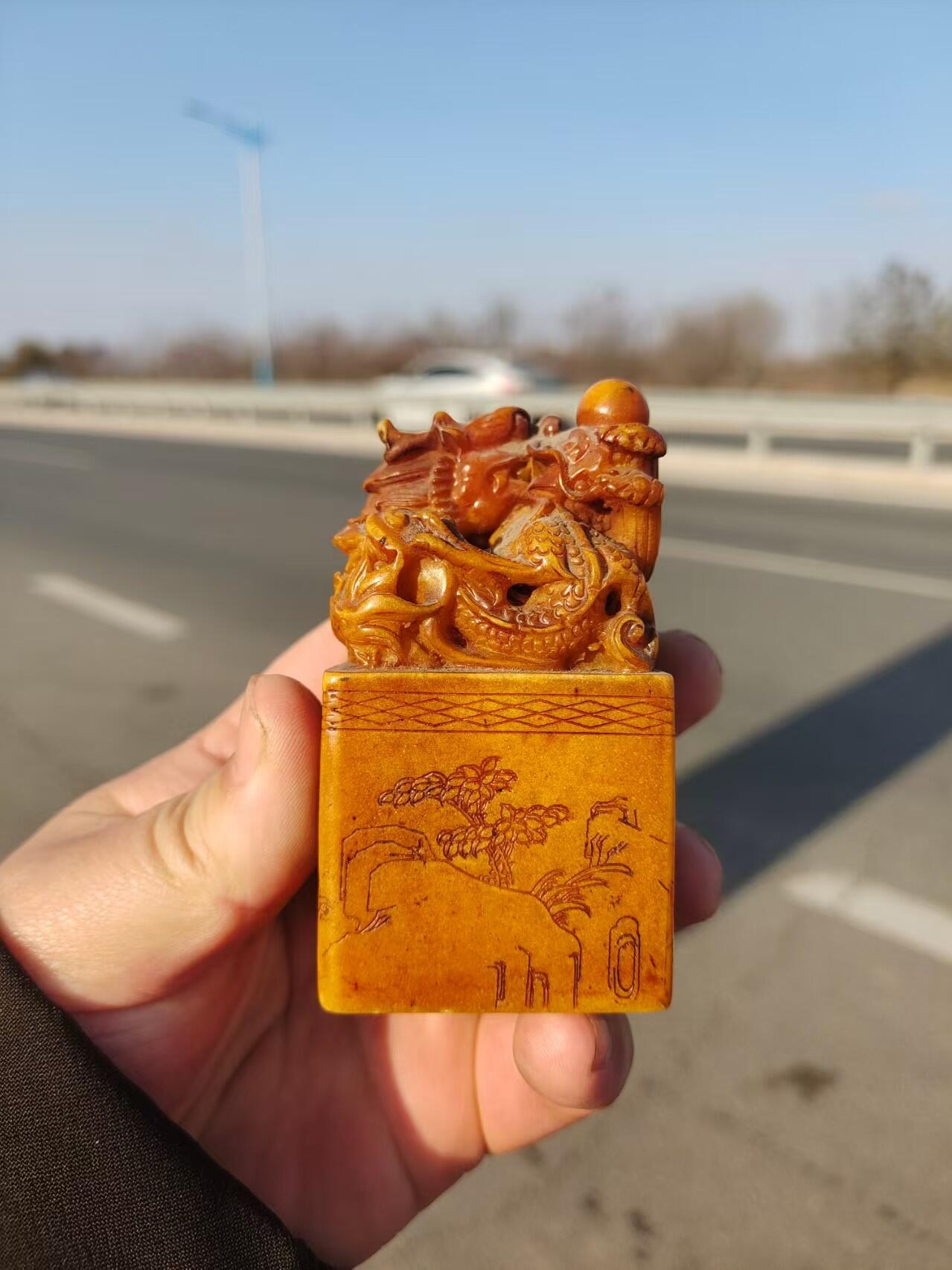 清代寿山石龙行天下印章，龙形浮雕，盘龙戏珠，做工精细，雕刻生动。尺寸具体见图。整体保存不错，有正常使用痕迹，无裂纹，品相以图为准。