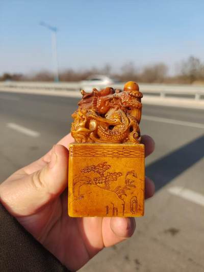 清代寿山石龙行天下印章，龙形浮雕，盘龙戏珠，做工精细，雕刻生动。尺寸具体见图。整体保存不错，有正常使用痕迹，无裂纹，品相以图为准。 - 清代寿山石龙行天下印章，龙形浮雕，盘龙戏珠，做工精细，雕刻生动。尺寸具体见图。整体保存不错，有正常使用痕迹，无裂纹，品相以图为准。