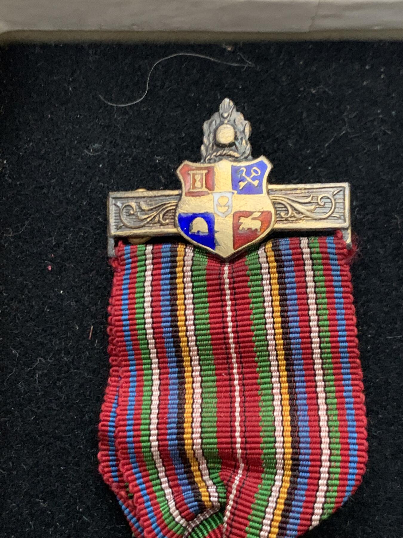 《竞宝斋》第461场 周日，周一，2场连拍 （全场包邮）欢迎送拍 英国1950年共济会镀金银章。工艺精湛，走狮银标清晰。共济会是西方颇带神秘色彩的组织，美元钞票上某些图案的来源。总重约17.2克