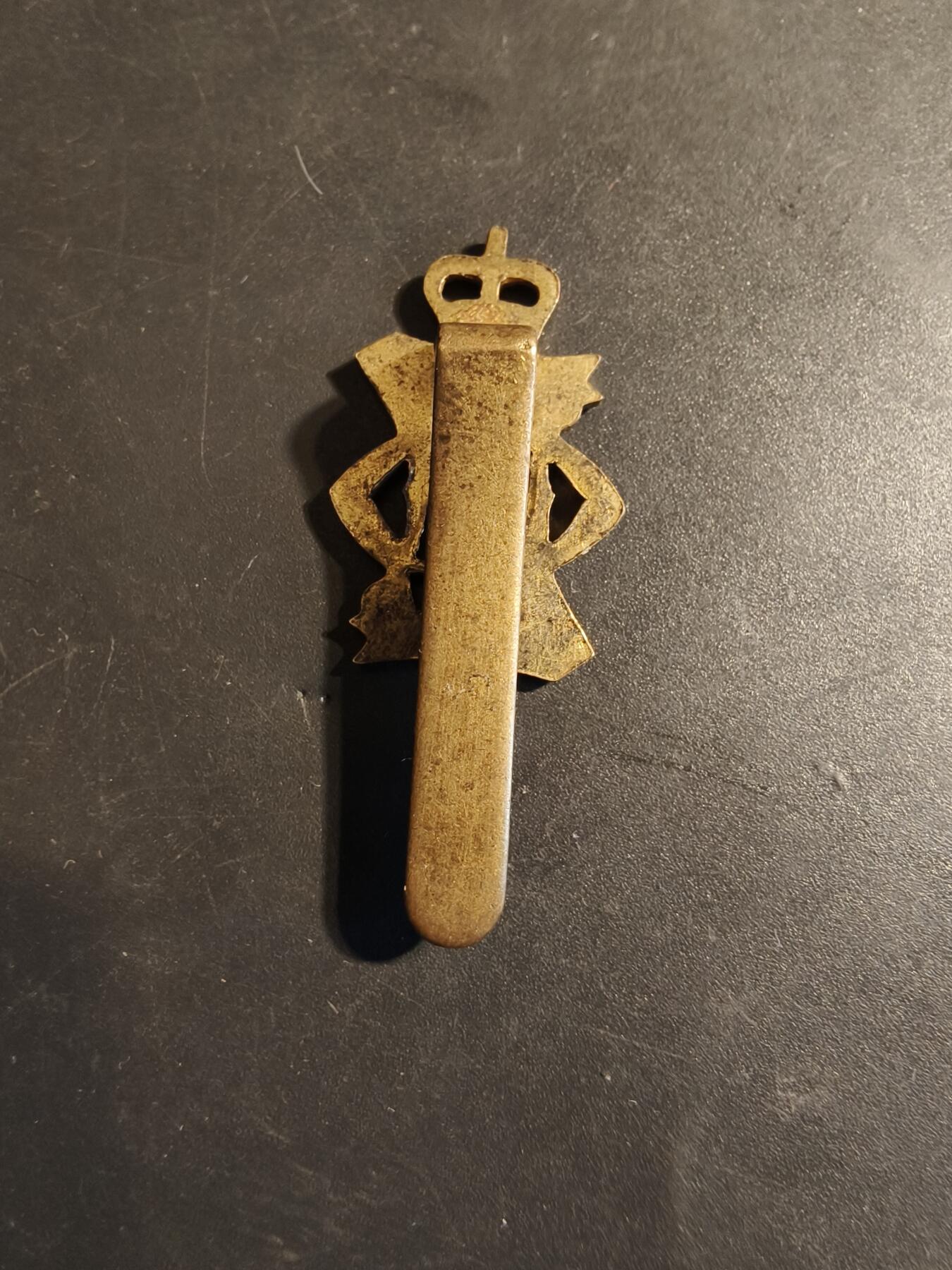 老王徽章第179期 英国第13/第18皇家骠骑兵团帽徽    女王早期版