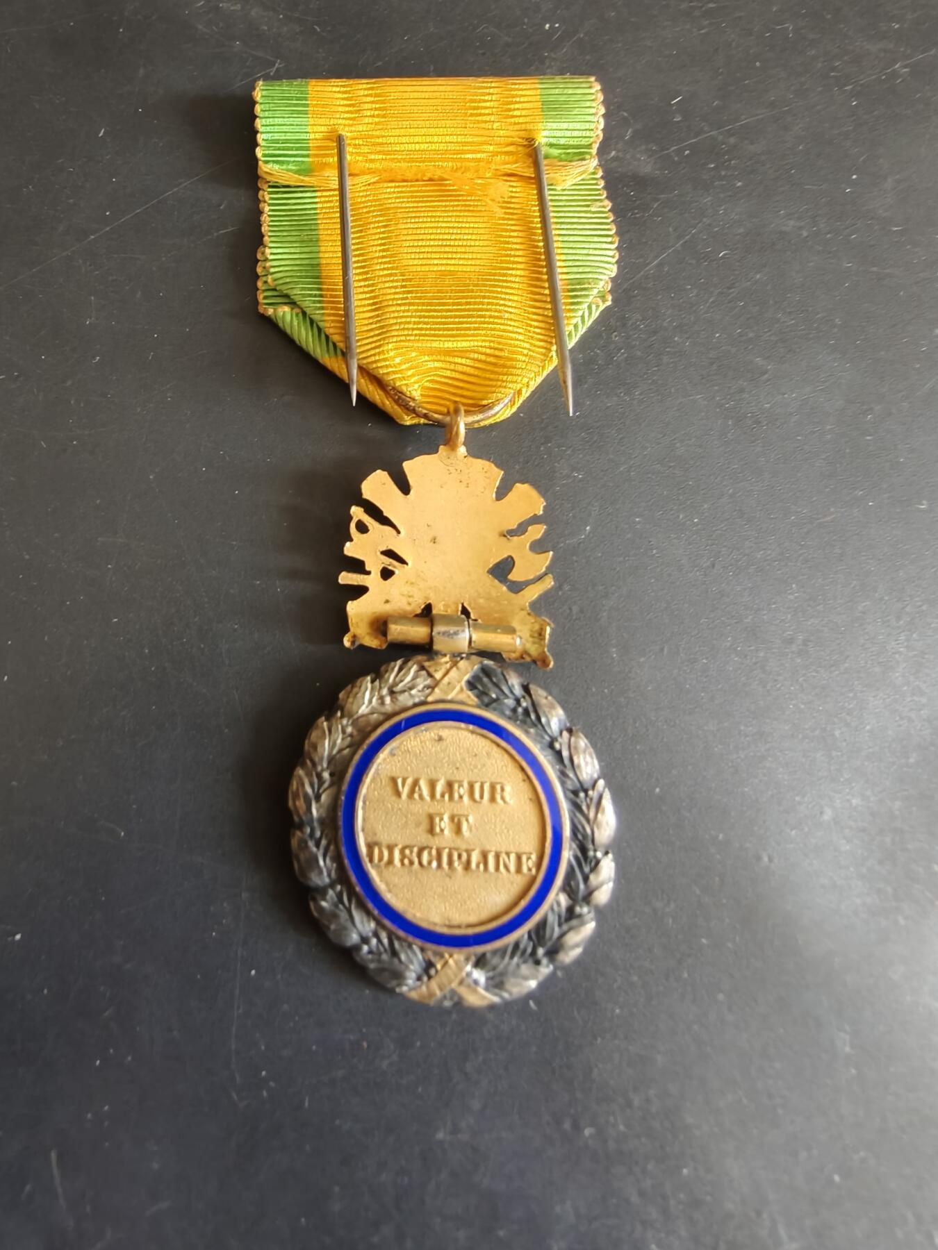 老王徽章第179期 法国军事奖章    三共时期     950银镀金珐琅     重量21.2g