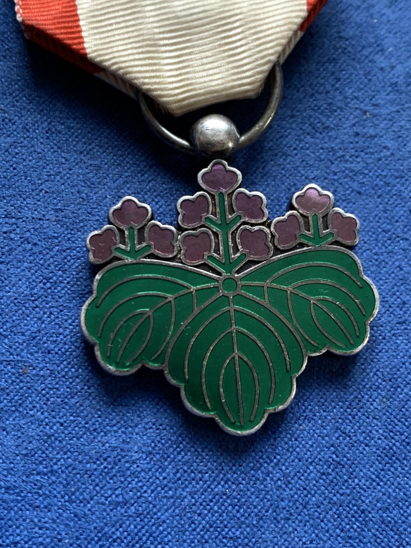 《竞宝斋》第461场 周日，周一，2场连拍 （全场包邮）欢迎送拍 日本七等青叶银章 总重19.6克