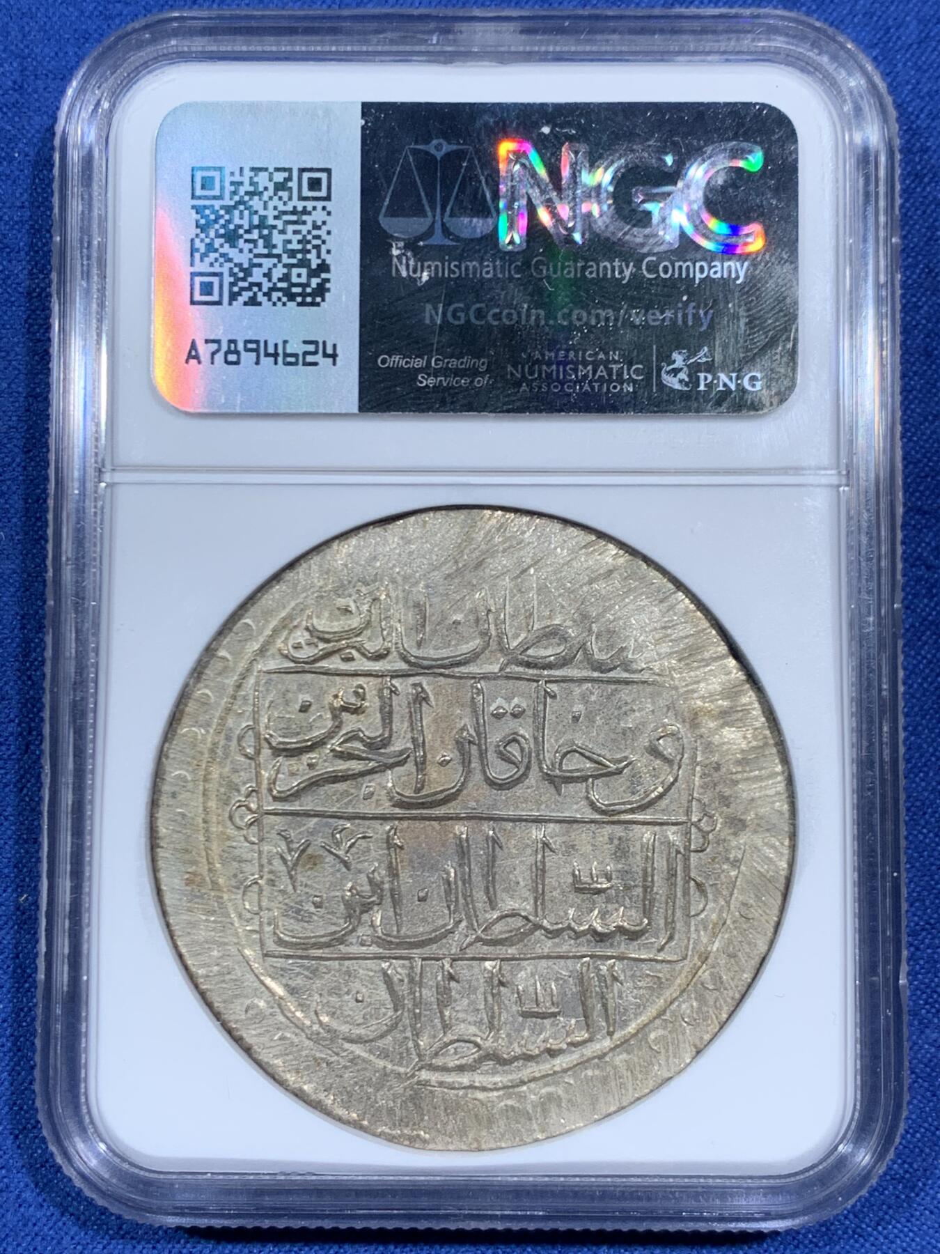 《竞宝斋》第461场 周日，周一，2场连拍 （全场包邮）欢迎送拍 NGC MS63 利比亚1796年（AH1210）年100帕拉大银币，以奥斯曼土耳其塞利姆三世的名义发行，在的黎波里铸造。实际此时的利比亚在本土贵族卡拉曼尼家族的统治下高度自治。与土耳其和其他阿拉伯大部分地区的钱币不同，利比亚地区只铸造了5个年份且数量极其稀少，此枚为最后的年份。N和P双料冠军，唯一的MS。一枚年份更常见的利比亚VF在Ha拍了一万多人民币。