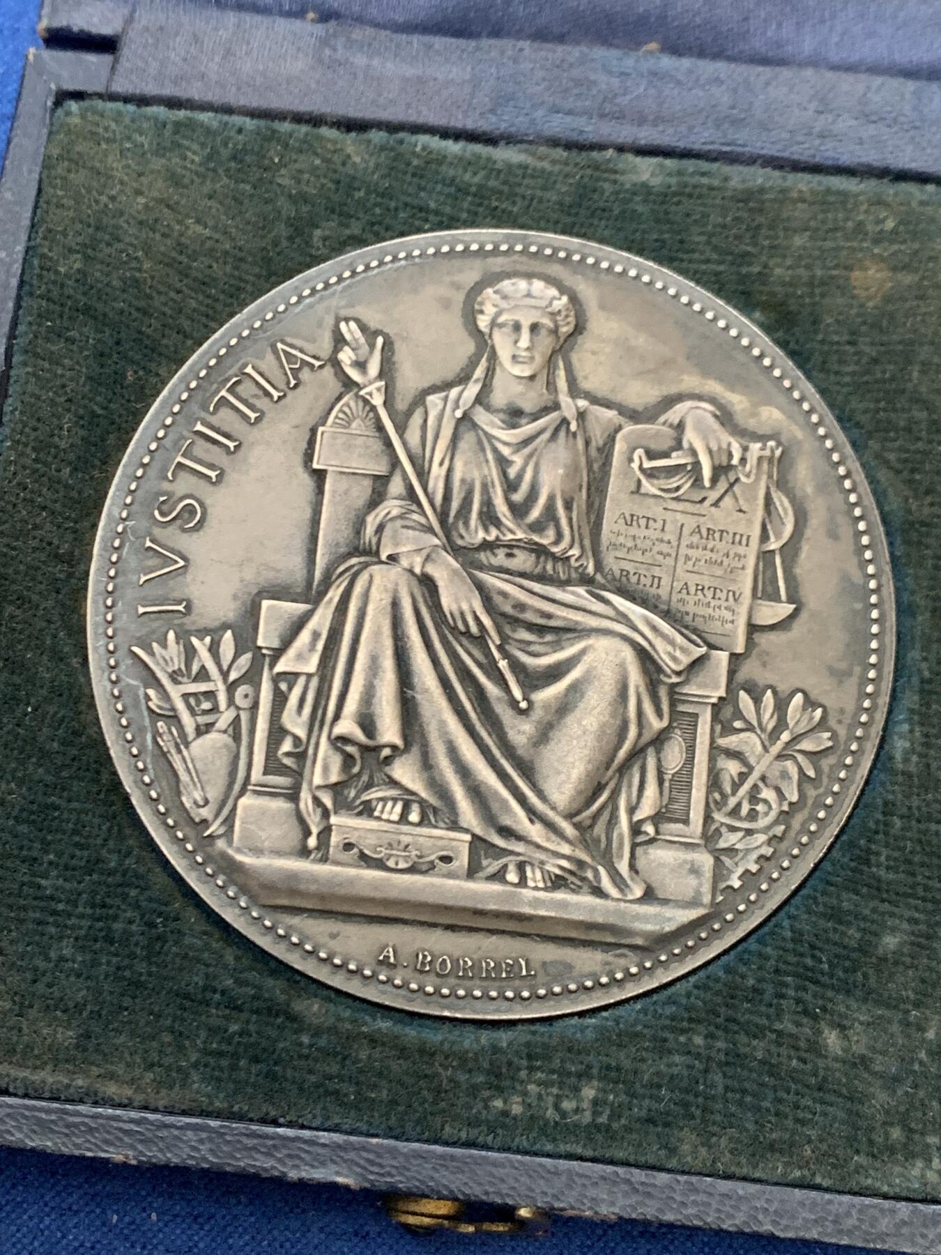 《竞宝斋》第461场 周日，周一，2场连拍 （全场包邮）欢迎送拍 法国塞纳省商业法庭银章 丰饶角2银标 带盒 57.75克 50.2mm