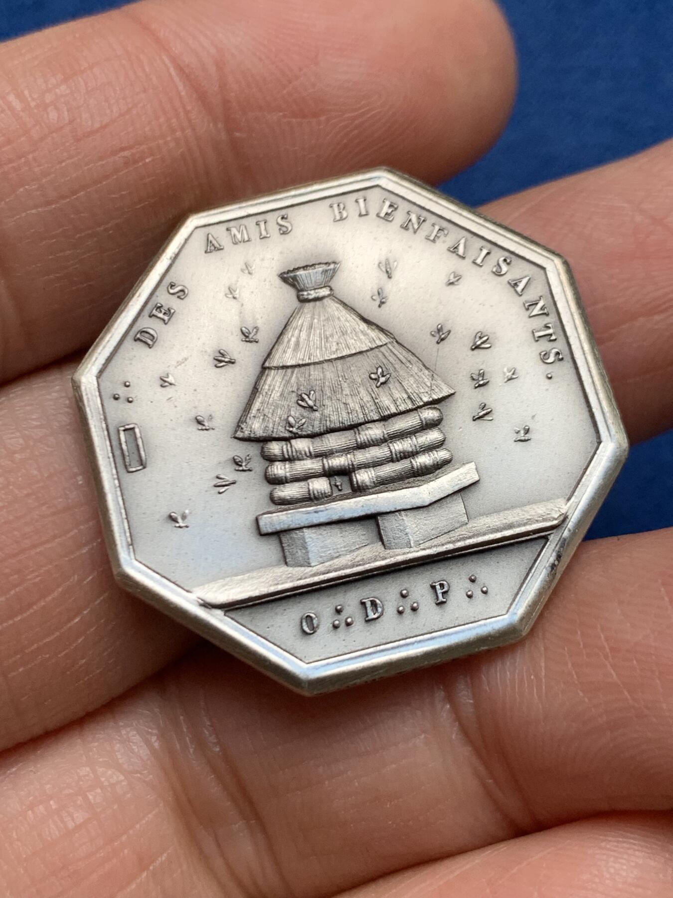 《竞宝斋》第461场 周日，周一，2场连拍 （全场包邮）欢迎送拍 法国八角型银质奖章，丰饶角 96/500边铭，首见品种。直径：30mm，重：14.95g