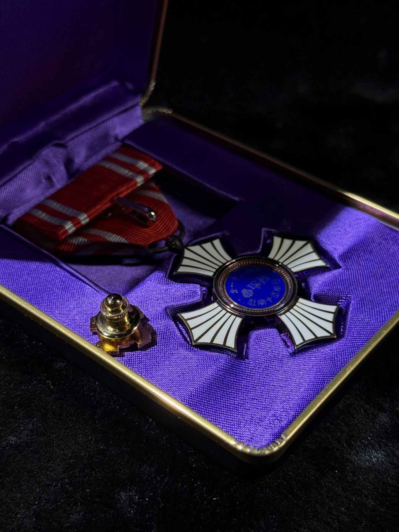 戎马世界章牌大赏第110期 日本赤十字社金色有功章，银制，带盒