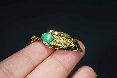 上海都达杂项专场八（全场包邮）   天然镀金一叶生财嵌绿玛瑙蛋面挂件 附鉴定证书87-359