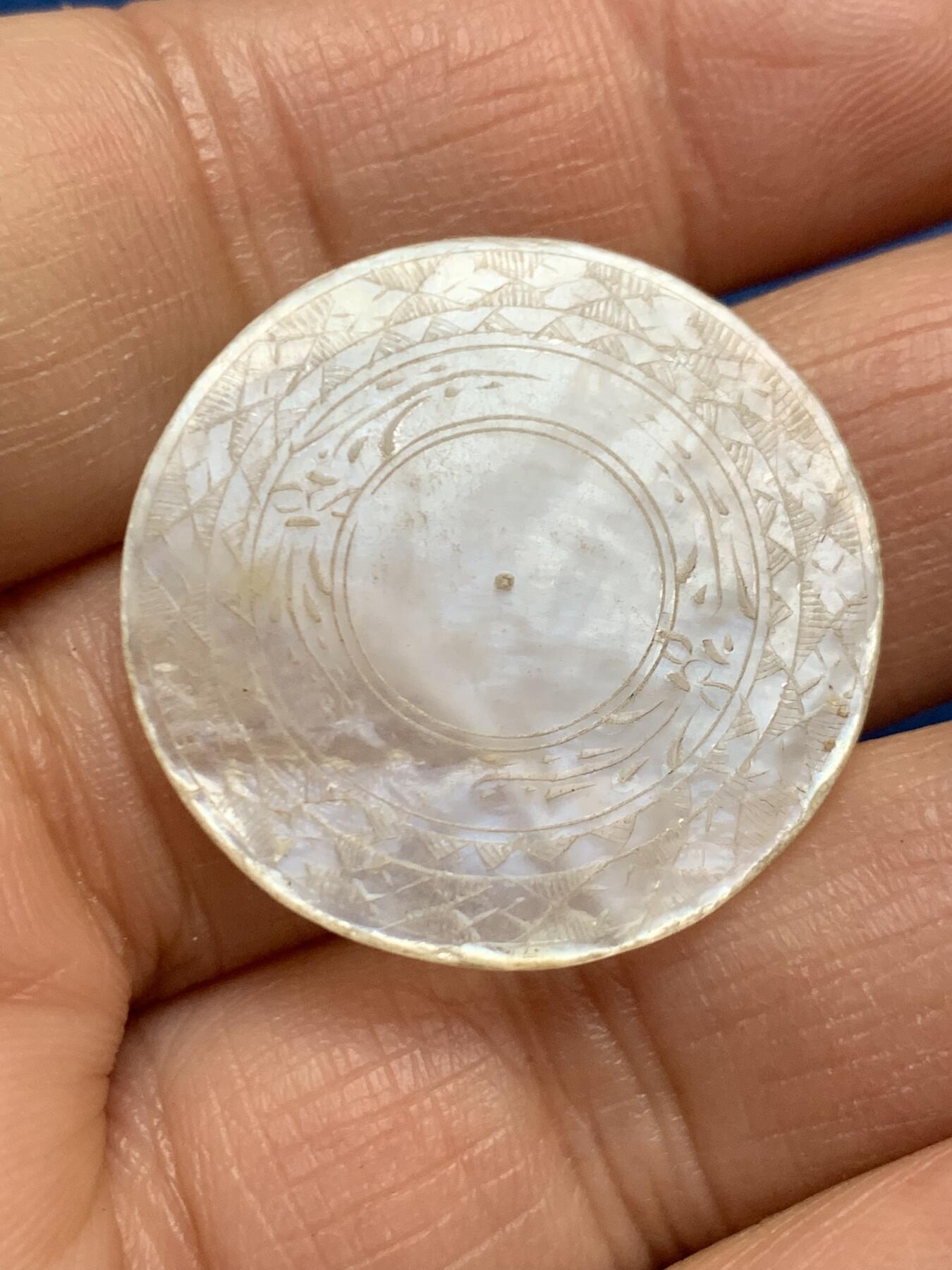 《竞宝斋》第461场 周日，周一，2场连拍 （全场包邮）欢迎送拍 两个一组 英国回流 清螺钿贝母筹码，圆型，珠光水润，人物故事精雕