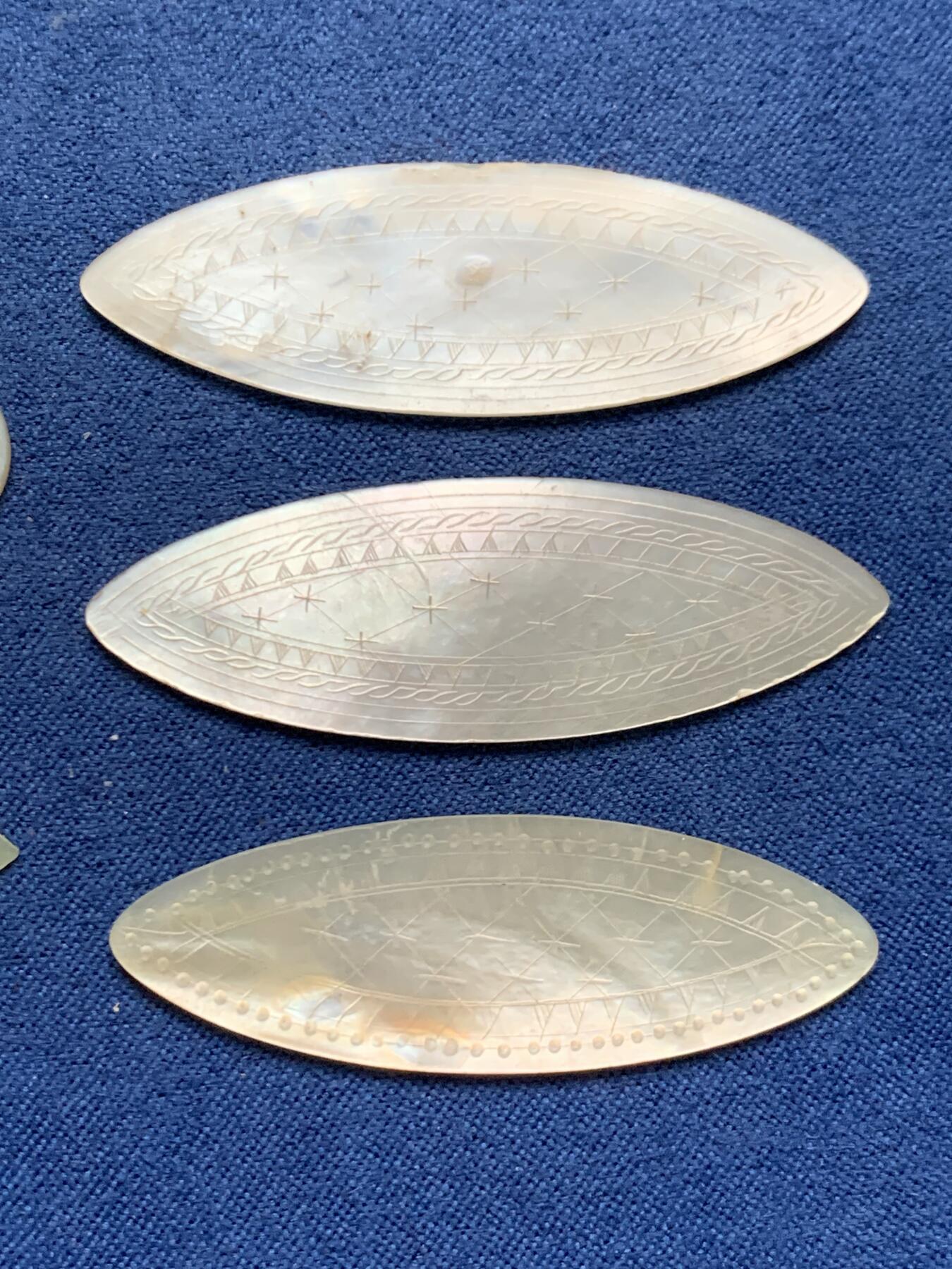 《竞宝斋》第461场 周日，周一，2场连拍 （全场包邮）欢迎送拍 五个一组 英国回流 清螺钿贝母筹码，菱形椭圆形，珠光水润，花卉精雕