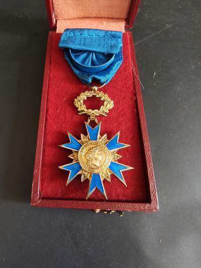 老王徽章第179期 - 法国军官级国家功勋勋章    原盒    950银镀金珐琅    29g