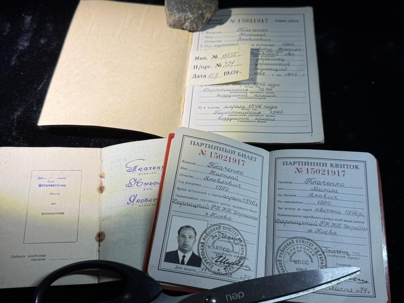 戎马世界章牌大赏第110期 苏联空军飞行侦察员勋章证书与证件一套，带得主相关事迹与履历，得主曾驾驶飞机（推测为雅克9R）侦查敌军部队、港口，并在行动中消灭敌军40人，获得红旗勋章